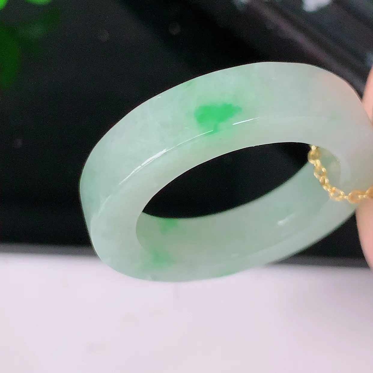 自然光实拍，20.2mm内径冰飘绿翡翠指环，玉戒指，玉质莹润，好精美好冰润的指环，23圈口，上手纤巧