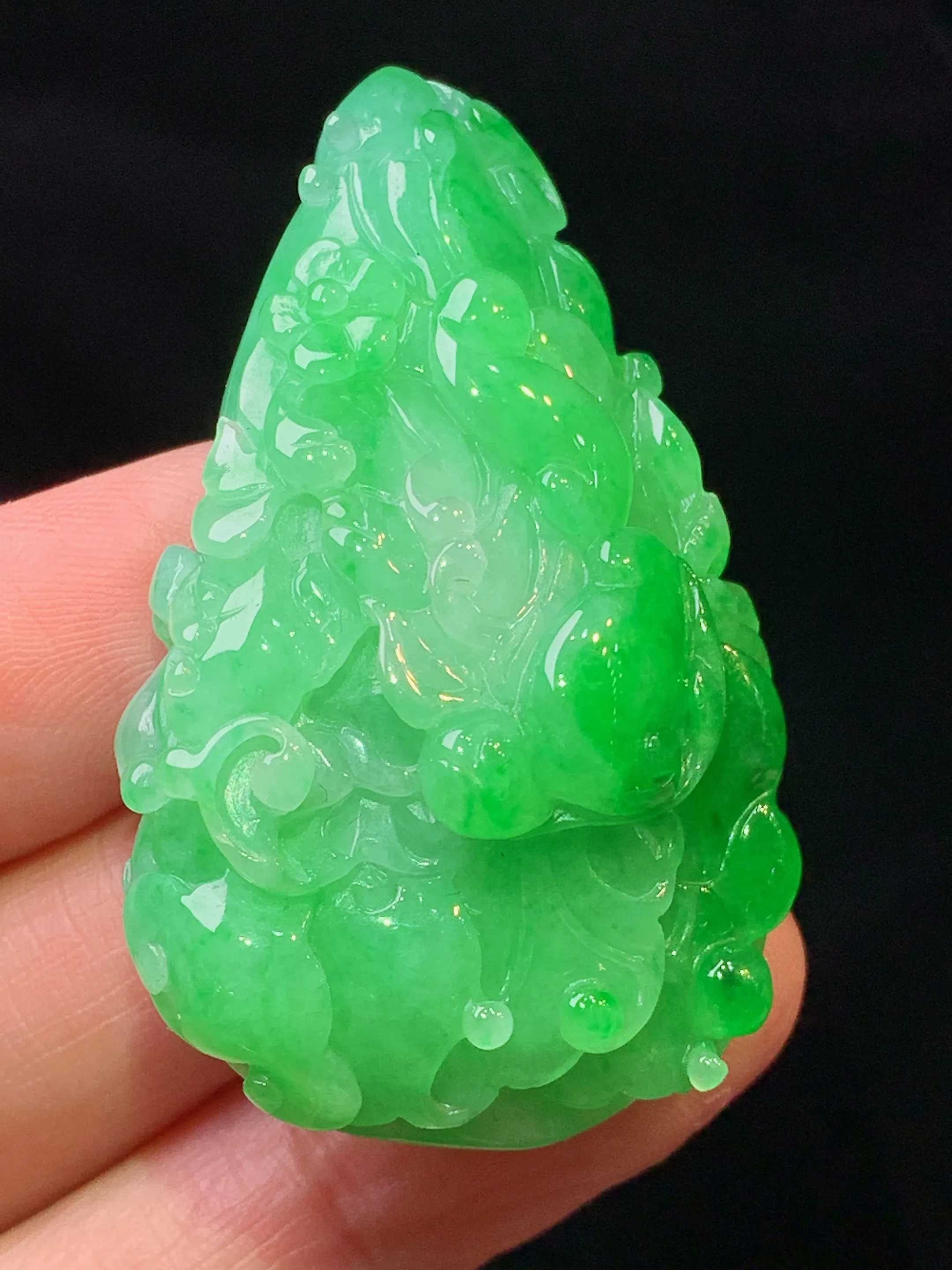 翠绿白菜吊坠 玉质细腻 色泽清新艳丽 整体尺寸47.5*28.5*13.5