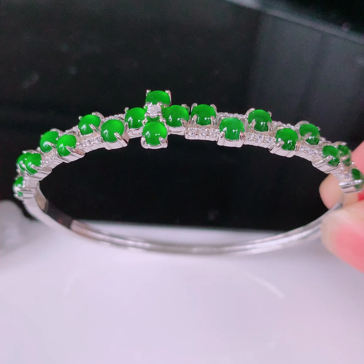 59-60圈口，冰透满绿翡翠925银镶嵌手镯，自然光实拍，翠色灵动，颜色漂亮，种老水足，品相佳，佩戴佳品！#97.22（圈口可调大小）整体59.5*49* 10-5.5