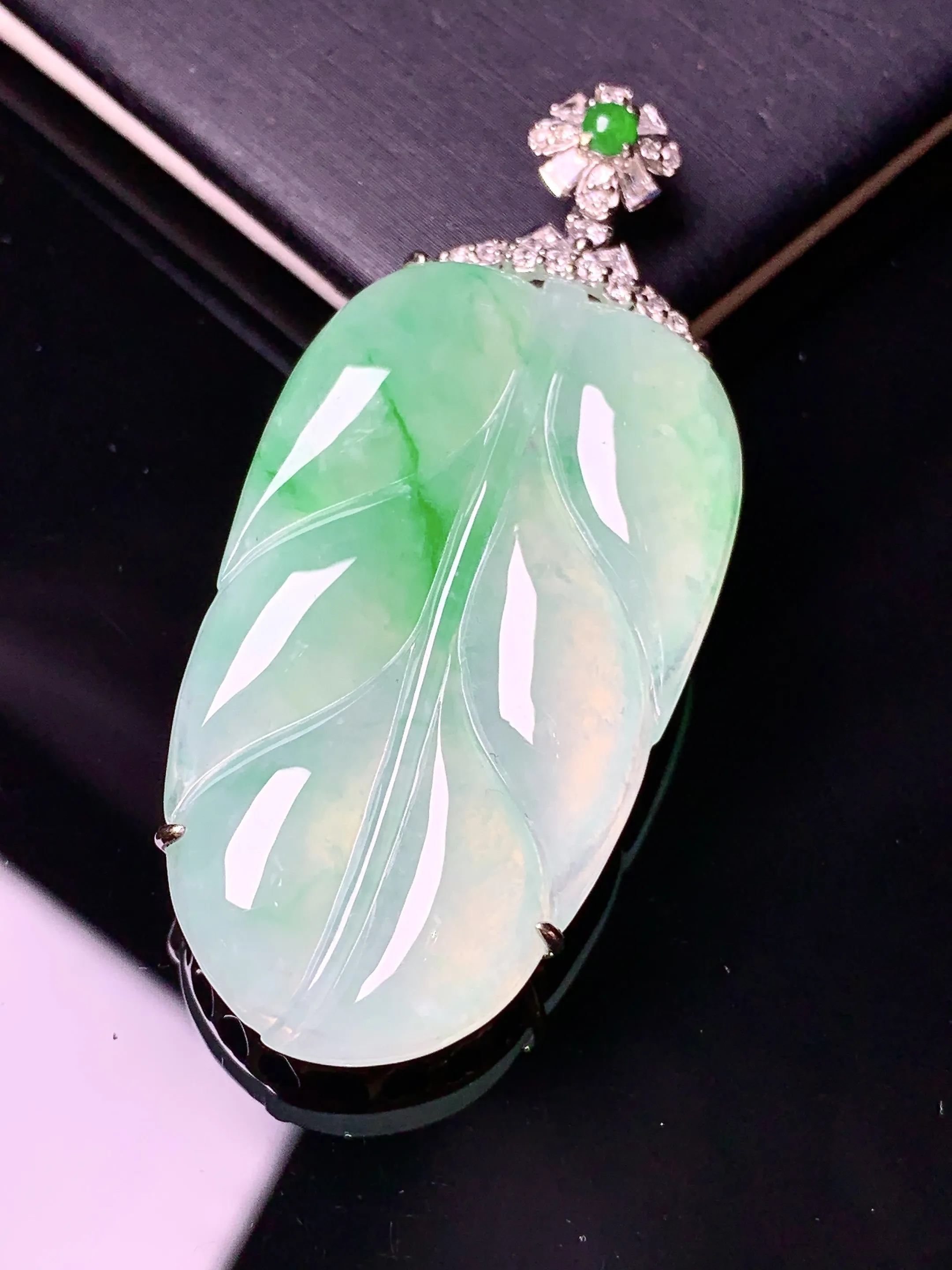 18k金钻镶嵌飘绿树叶吊坠 玉质细腻 色泽清新艳丽 整体尺寸53*23.3*7.3