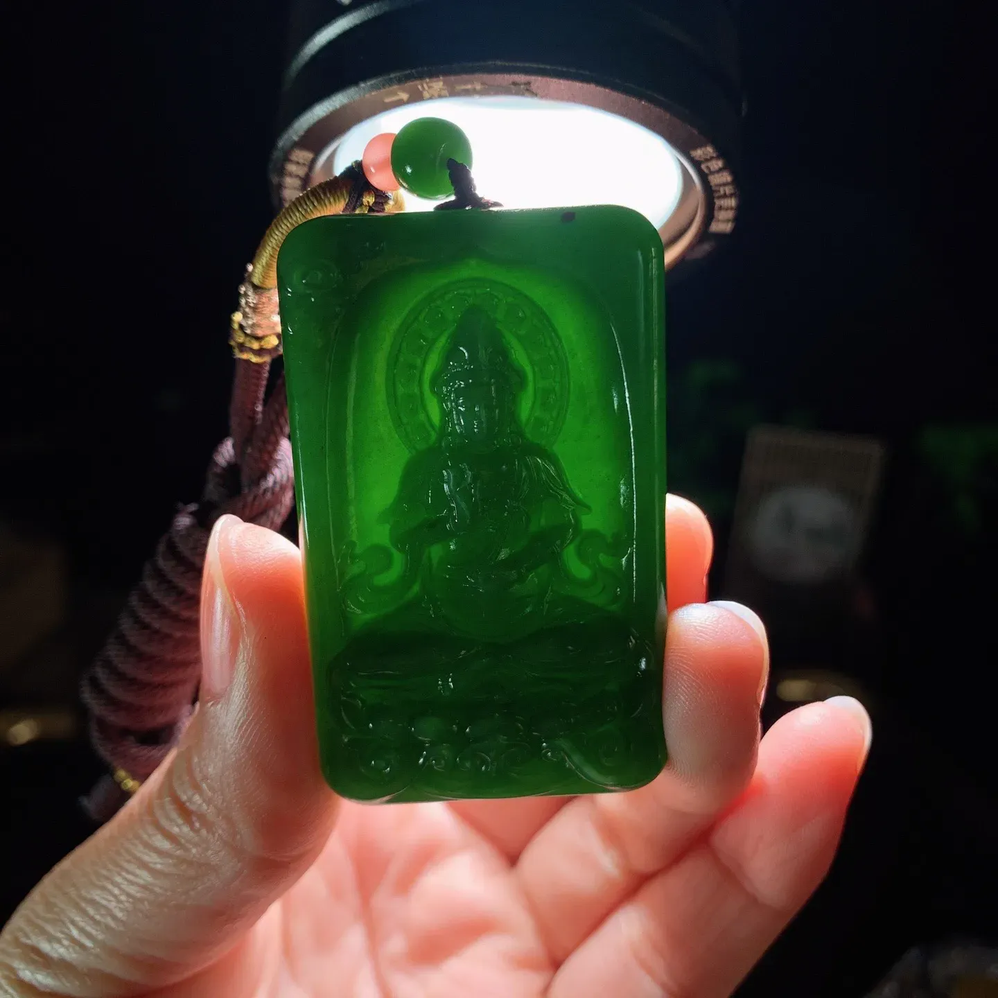 和田玉阳绿俄罗斯碧玉坐莲观音牌挂件 尺寸54/33/11重50.5克。玉质细腻油润。手推出油。佩戴高端典雅。lt260127
