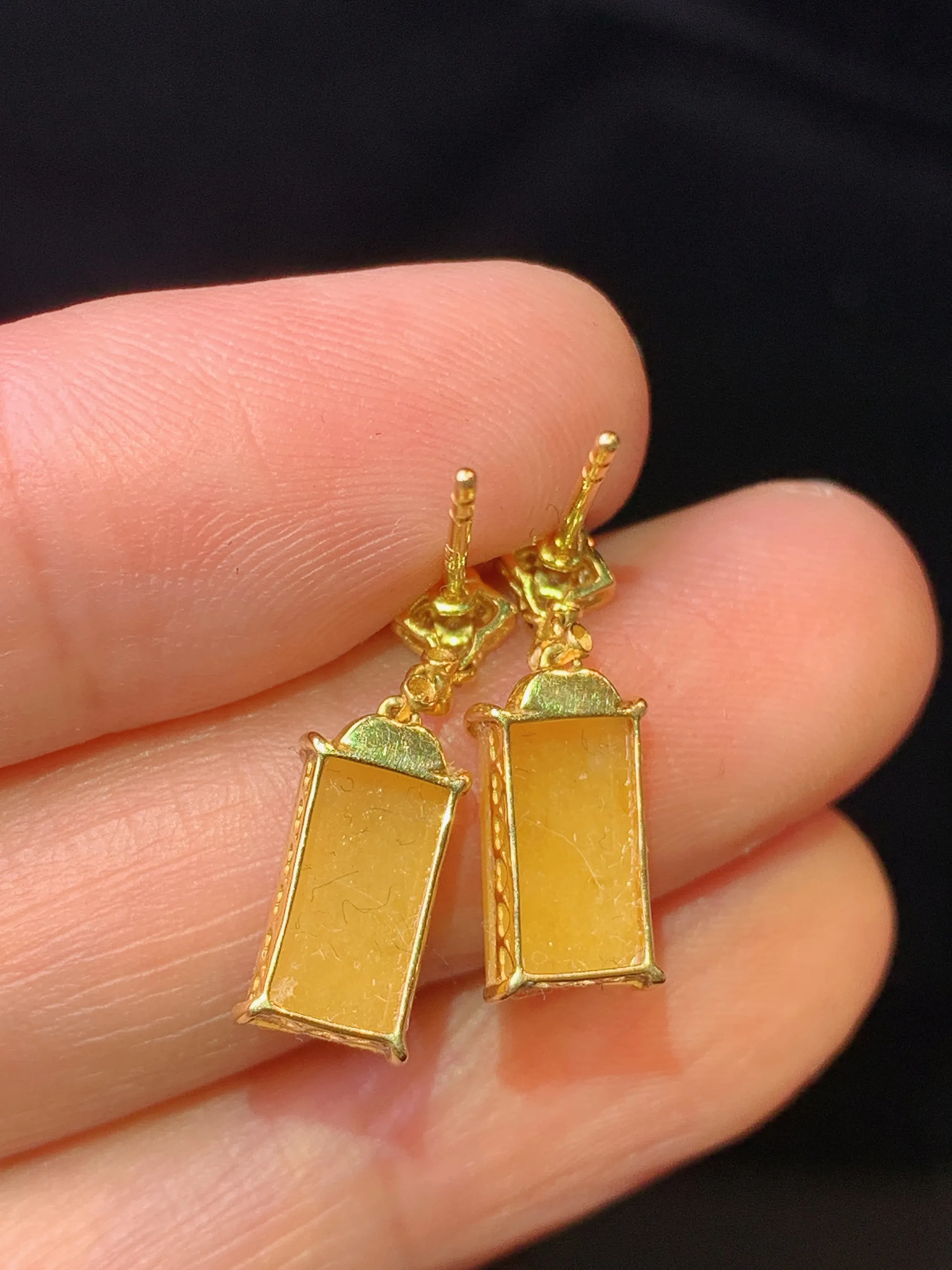 18k金钻镶嵌黄翡无事牌耳坠 玉质细腻 色泽清新艳丽 整体尺寸20*5.5*4