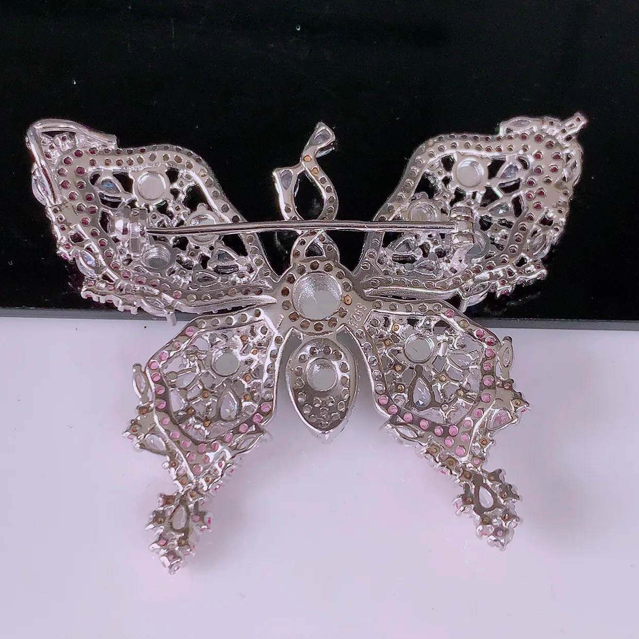 冰透满绿翡翠925银镶嵌蝴蝶胸针，自然光实拍，翠色灵动，颜色漂亮，种老水足，品相佳，佩戴佳品！#97.22整体50*40*7.5 裸石 4.5*4.5