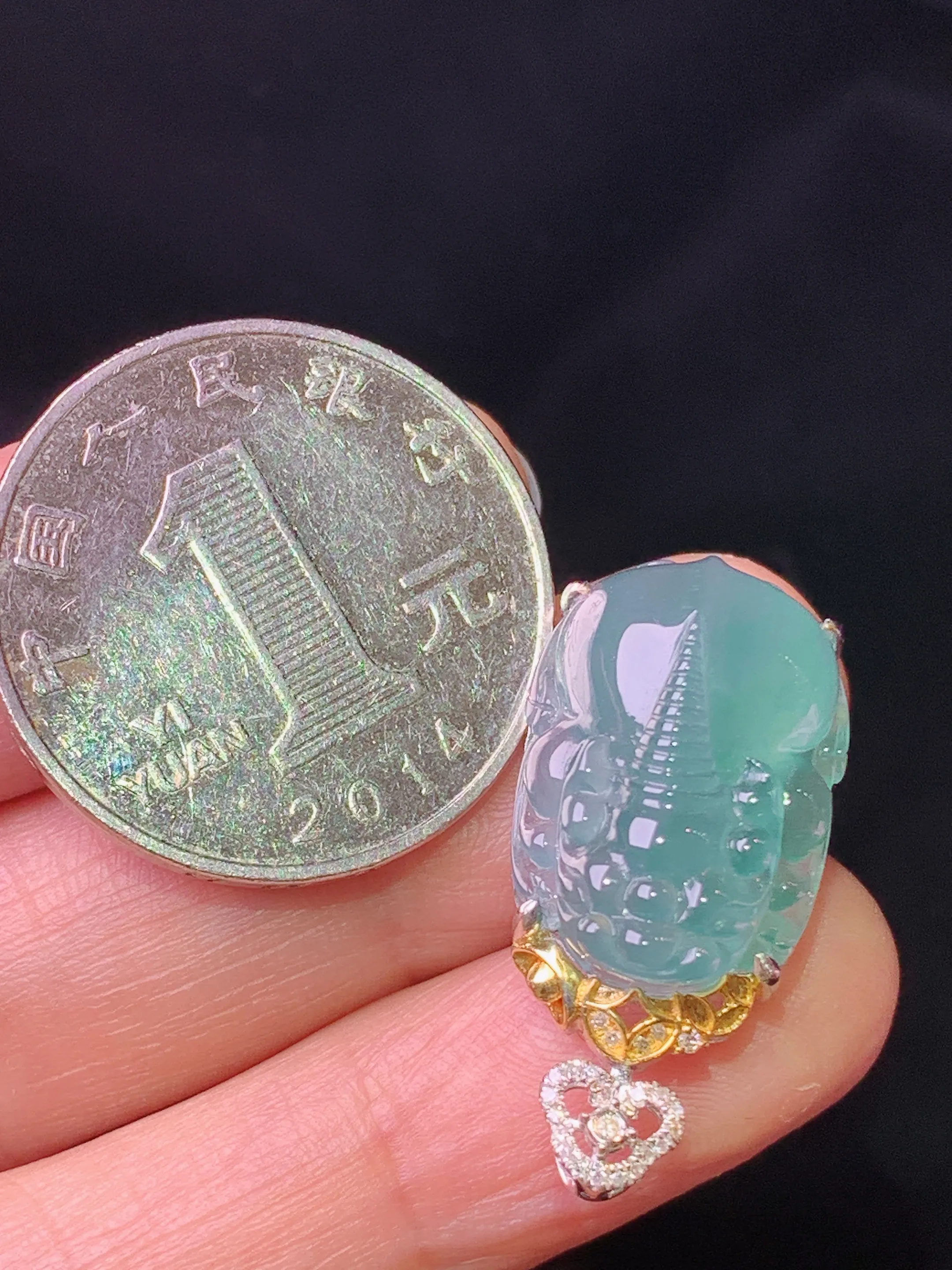 18k金钻镶嵌冰种貔貅吊坠 玉质细腻 色泽清新艳丽 整体尺寸27.2*13.7*10.5