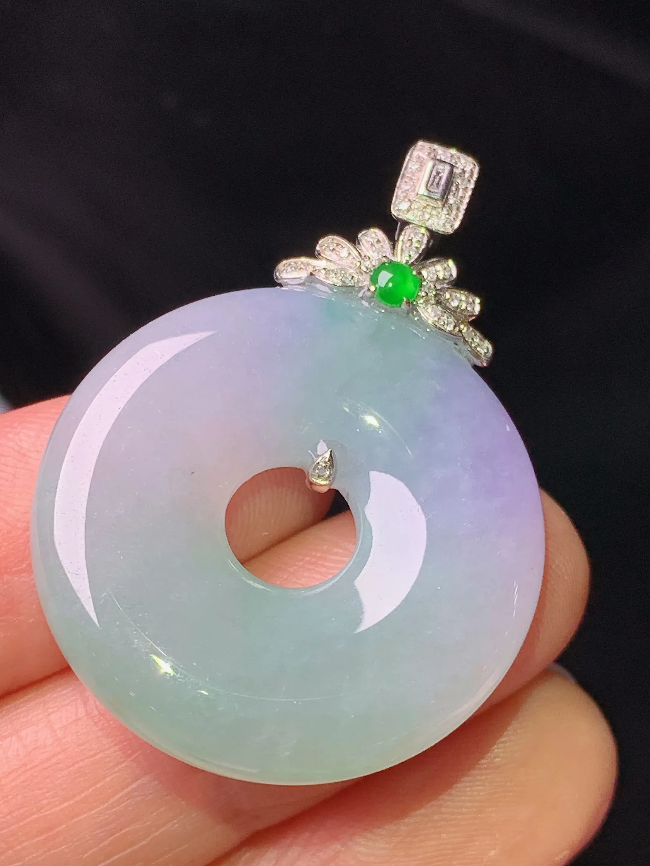 18k金钻镶嵌淡春彩平安环吊坠 玉质细腻 色泽清新艳丽 整体尺寸37.5*27*5.7