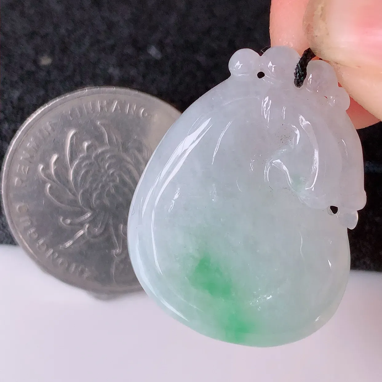 自然光实拍，冰飘绿翡翠招财钱袋子吊坠，寓意“代代有福，代代有财，腰缠万贯” 玉质细腻， 佩戴效果佳！#41.16