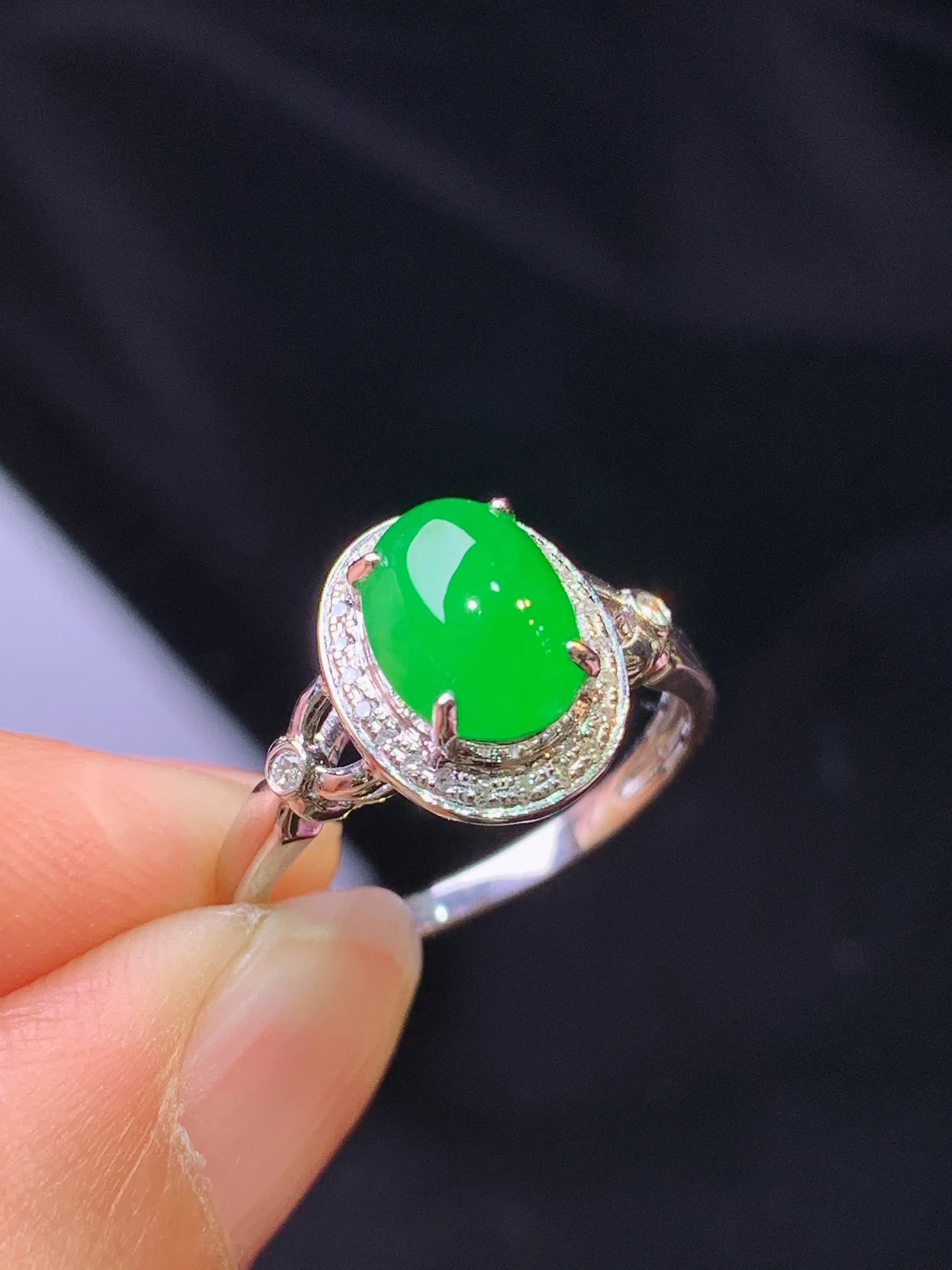 18k金钻镶嵌满绿蛋面戒指 玉质细腻 色泽清新艳丽 圈口10 整体尺寸11.2*9*7.6