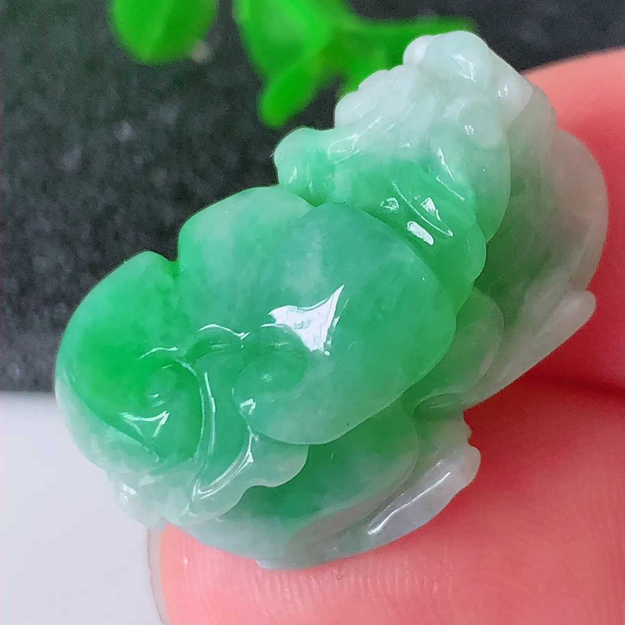 自然光实拍，水润飘绿翡翠招财貔貅吊坠，翠色灵动，玉质细腻，颜色漂亮， 品相佳， 佩戴佳品！#87.16