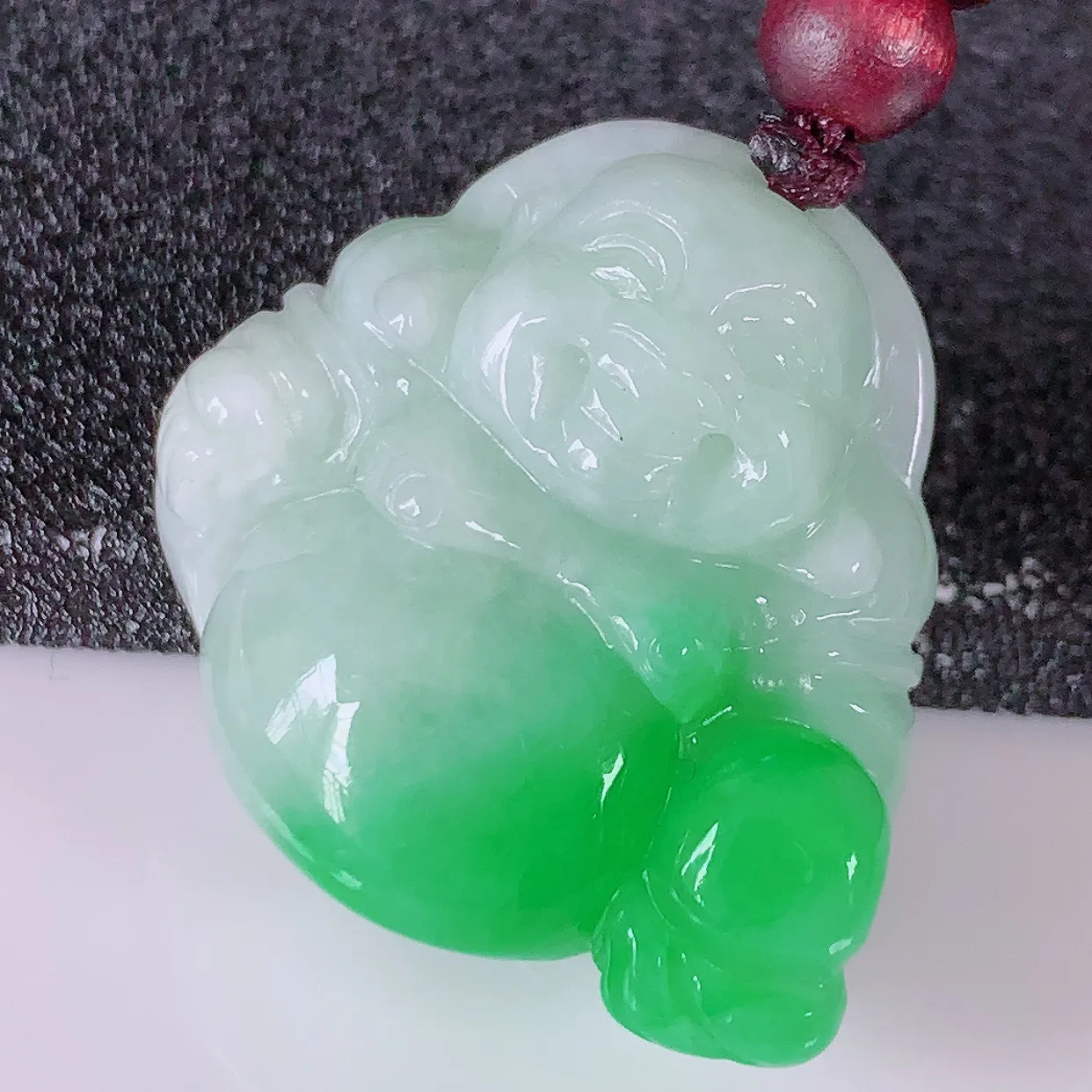 自然光实拍，冰润飘阳绿翡翠佛公吊坠，开心笑佛，种老水足，颜色漂亮， 立体饱满圆润， 佩戴效果赞#46.16