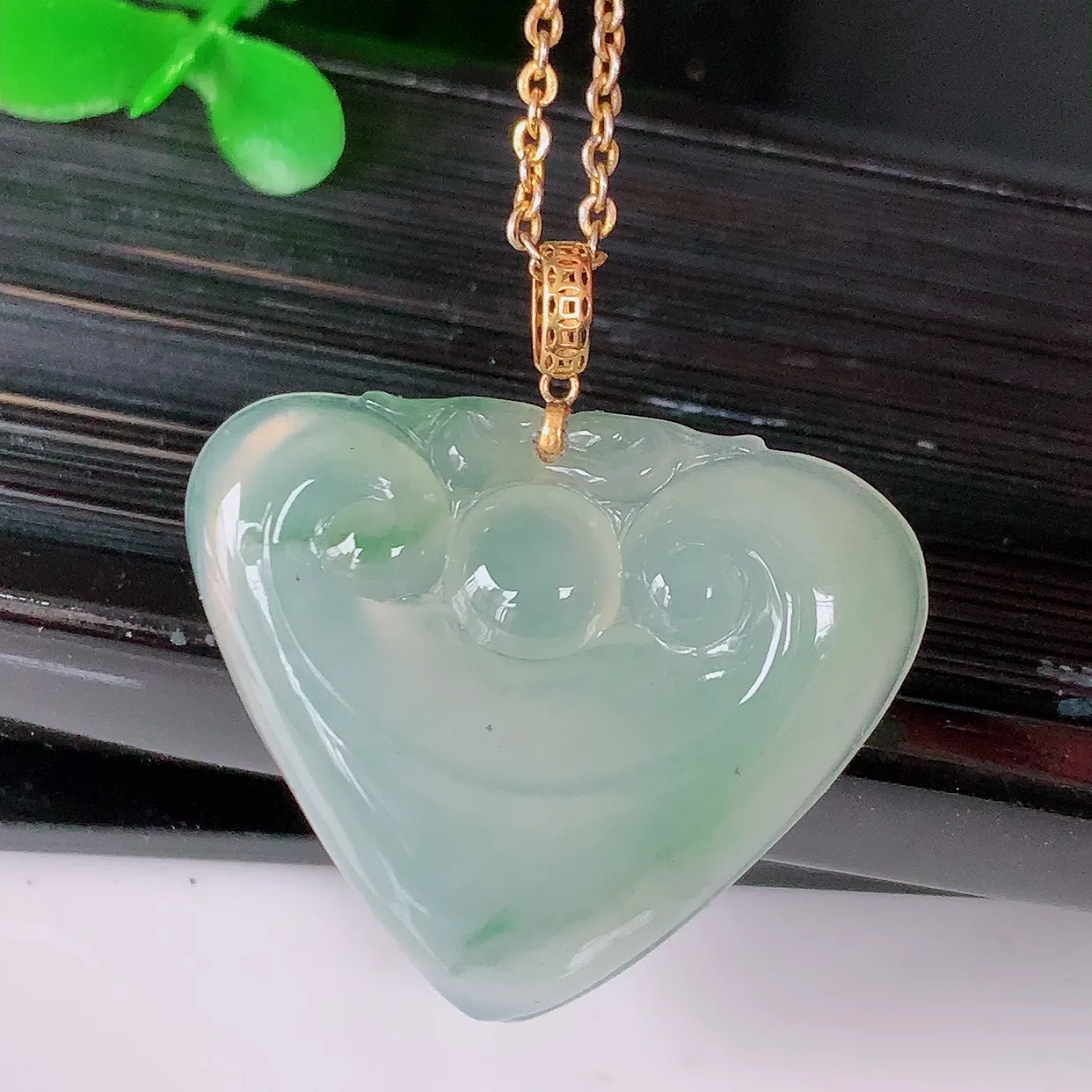 18k金镶嵌冰种飘花翡翠爱心如意吊坠，款式新颖，佩戴效果时尚出众， 尽显气质，水润精细，美感十足。#