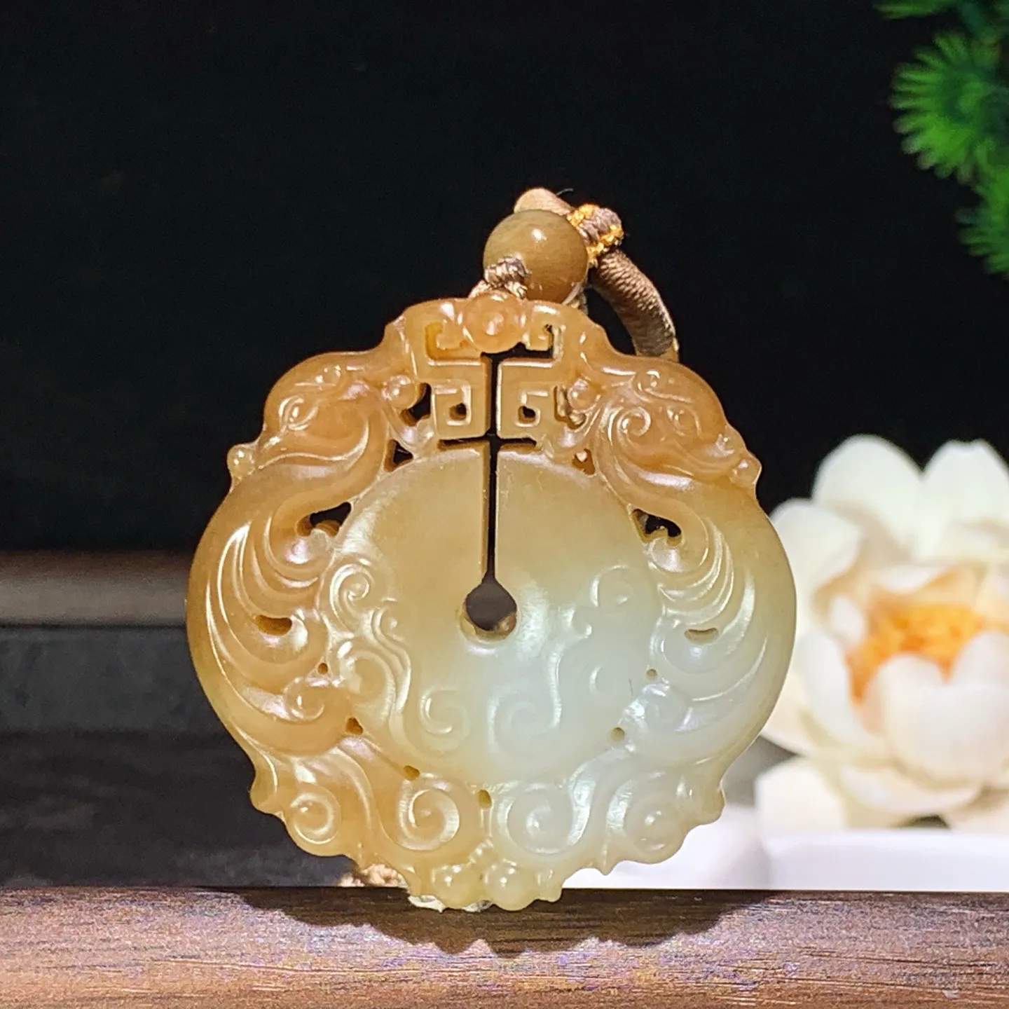 新疆和田玉且末糖仿古龙凤挂件 尺寸45/11重45.7克。玉质细腻油润。手推出油。佩戴高端典雅。lt