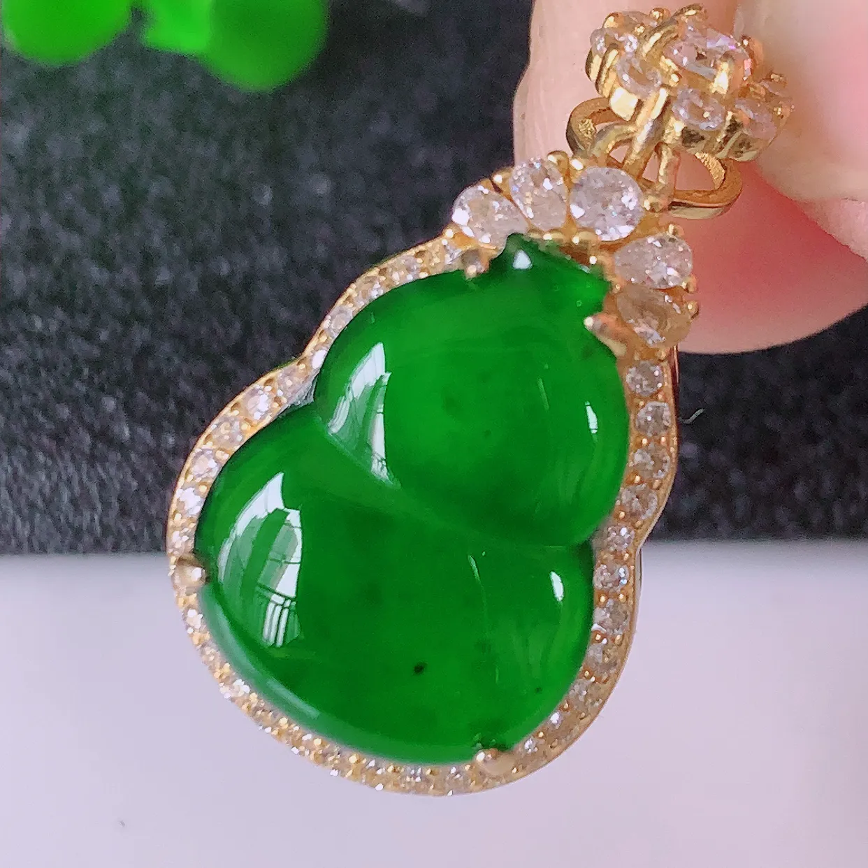 冰透满绿翡翠925银镶嵌葫芦吊坠，自然光实拍，翠色灵动，颜色漂亮，种老水足，品相佳，佩戴佳品！#97.16整体26.5*15*9.6 裸石 16*12