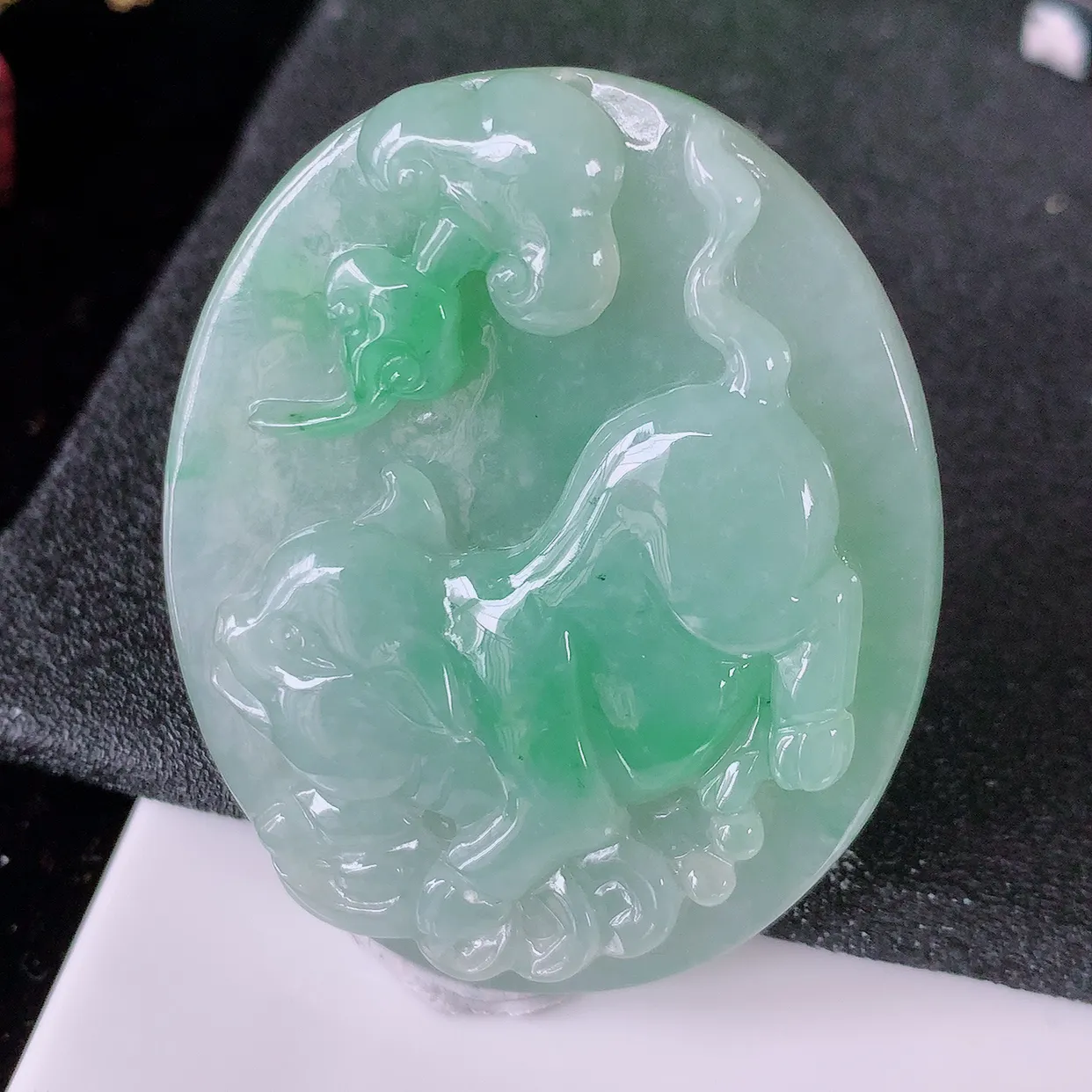 自然光实拍，冰润飘绿翡翠生肖猪牌吊坠，翠色灵动，佩戴效果时尚出众，尽显气质， 玉质细腻， 美感十足。#05.13