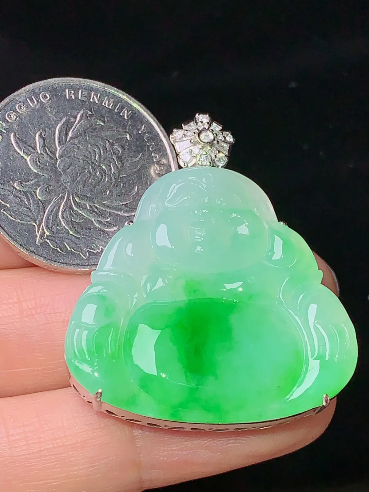 18k金钻镶嵌飘绿佛公吊坠 玉质细腻 色泽艳丽 整体尺寸38.3*32*8.7
