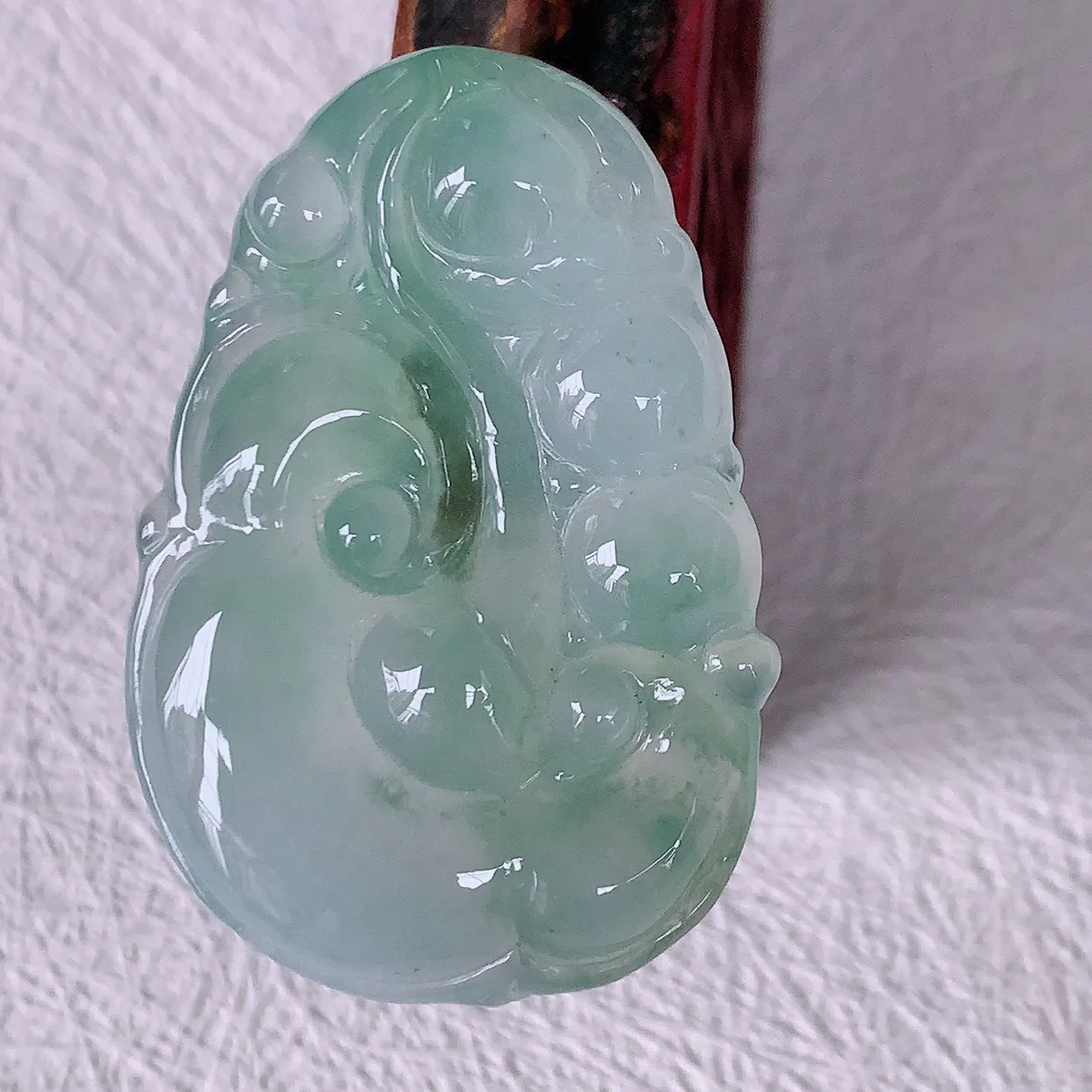 自然光实拍，冰飘花翡翠如意吊坠，冰透，翠色灵动，饱满，万事如意如意一生，配戴精美！#01.22