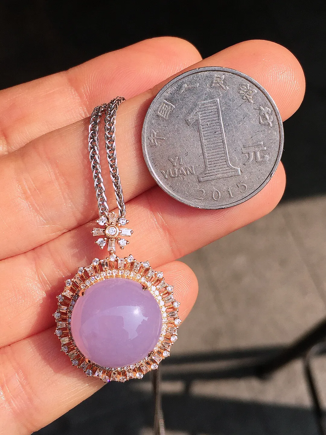 紫罗兰蛋面吊坠，色泽均匀艳丽，玉质细腻，荧光感超
强，饱满圆润，尽显优雅气质，18k
金豪华镶嵌