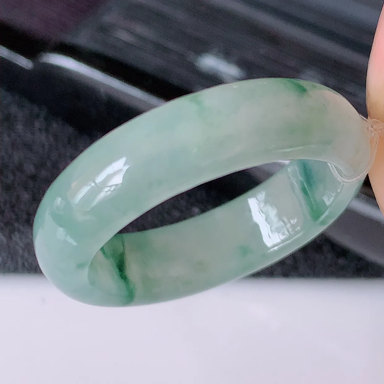 自然光实拍，18mm内径冰种飘花翡翠指环，玉戒指，玉质莹润，好精美好冰润的指环，17圈口，上手纤巧！#49.16尺寸 18*5.5*2.8mm