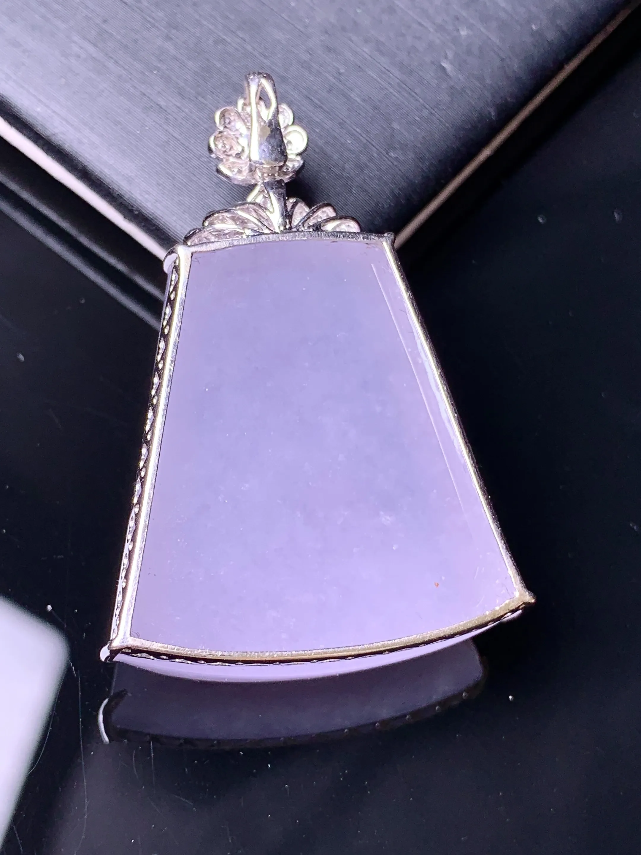 18k金钻镶嵌淡紫罗兰无事牌吊坠 玉质细腻 色泽清新艳丽 整体尺寸37.8*25*8.7