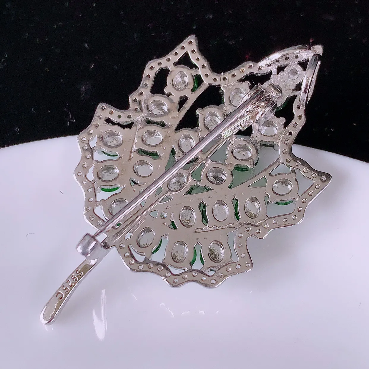 冰透满绿翡翠925银镶嵌胸针，自然光实拍，翠色灵动，颜色漂亮，种老水足，品相佳，佩戴佳品！#97.16整体47*27.5*8.6裸石  3.5*3.5