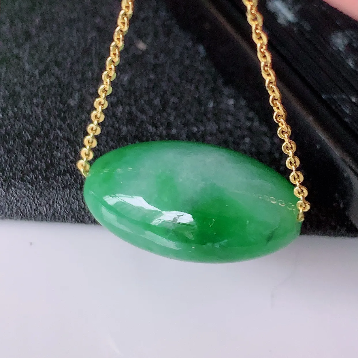 自然光实拍，冰润飘绿翡翠路路通吊坠，寓意时来运转、财源滚滚，款式新颖时尚， 日常百搭的款！ 配图银链#94.16