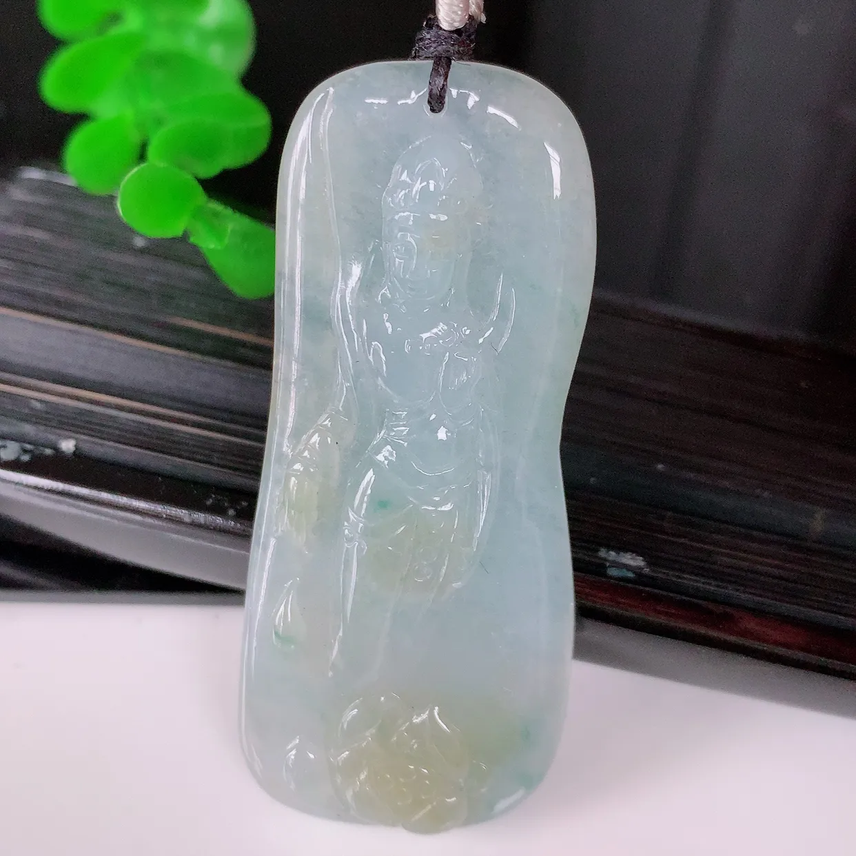 自然光实拍，冰种黄加绿翡翠观音菩萨吊坠，赐福观音，玉润通透， 慈祥端庄！#1.22