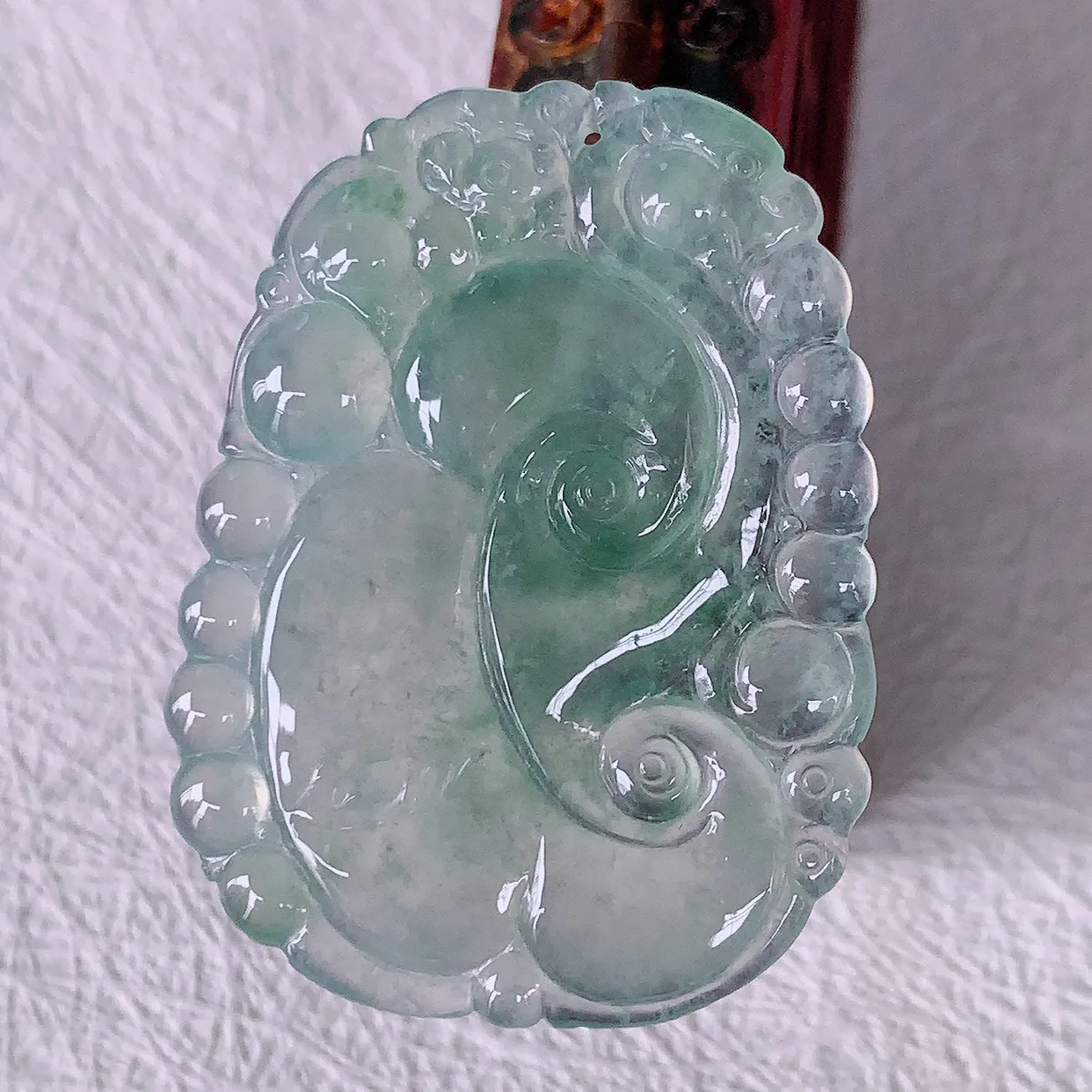 自然光实拍，冰种飘花翡翠如意吊坠，冰透，翠色灵动，饱满，万事如意如意一生，配戴精美！#01.22