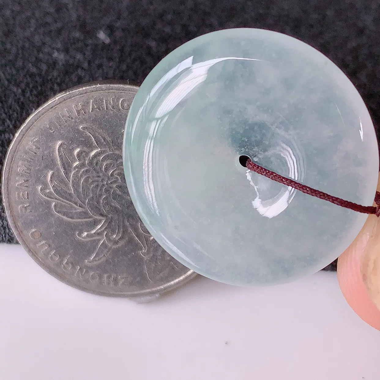 自然光实拍，冰种翡翠平安扣吊坠，平安是福；冰透，很美的料子，佩戴优雅迷人！#41.16