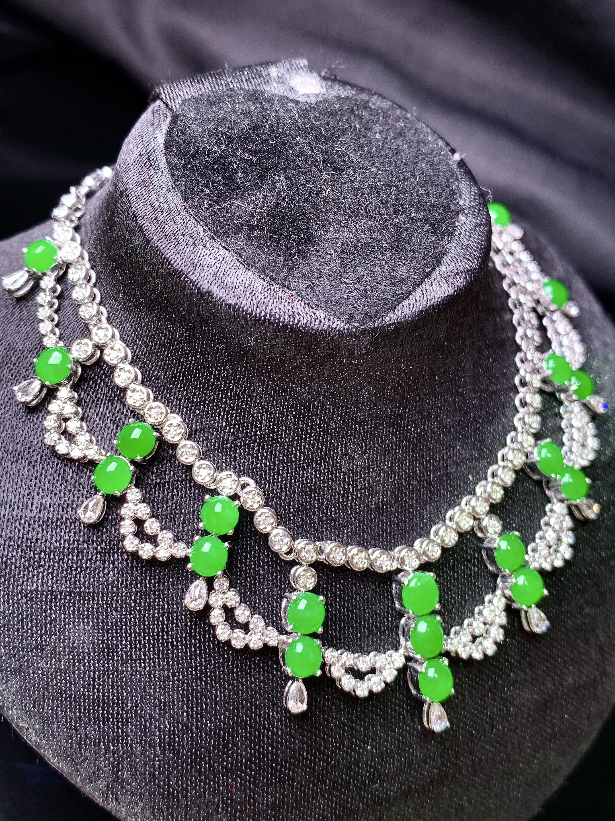 18k金钻镶嵌满绿蛋面锁骨项链  玉质细腻 色泽清新艳丽 整体尺寸3.5*2.3