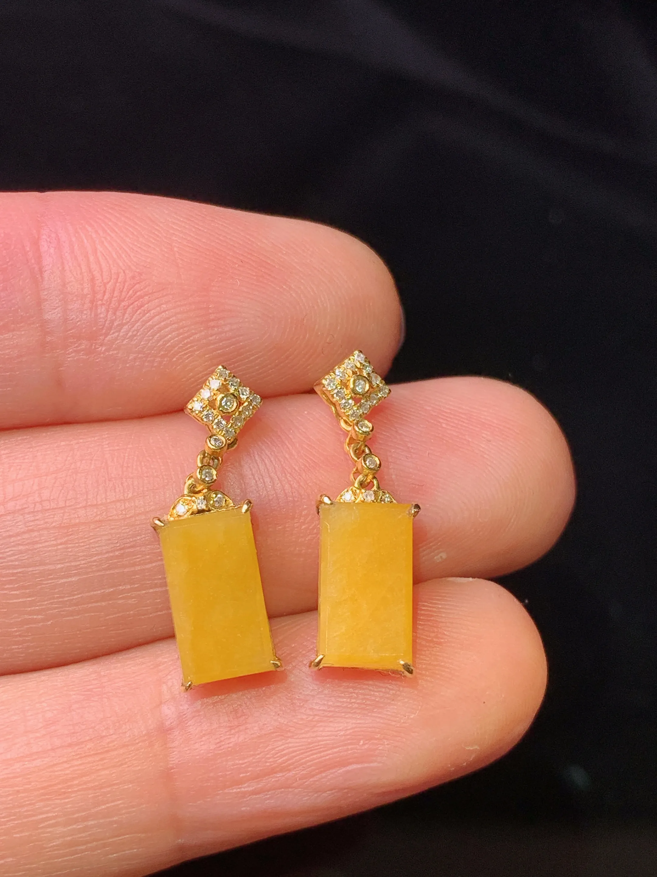 18k金钻镶嵌黄翡无事牌耳坠 玉质细腻 色泽清新艳丽 整体尺寸20*5.5*4