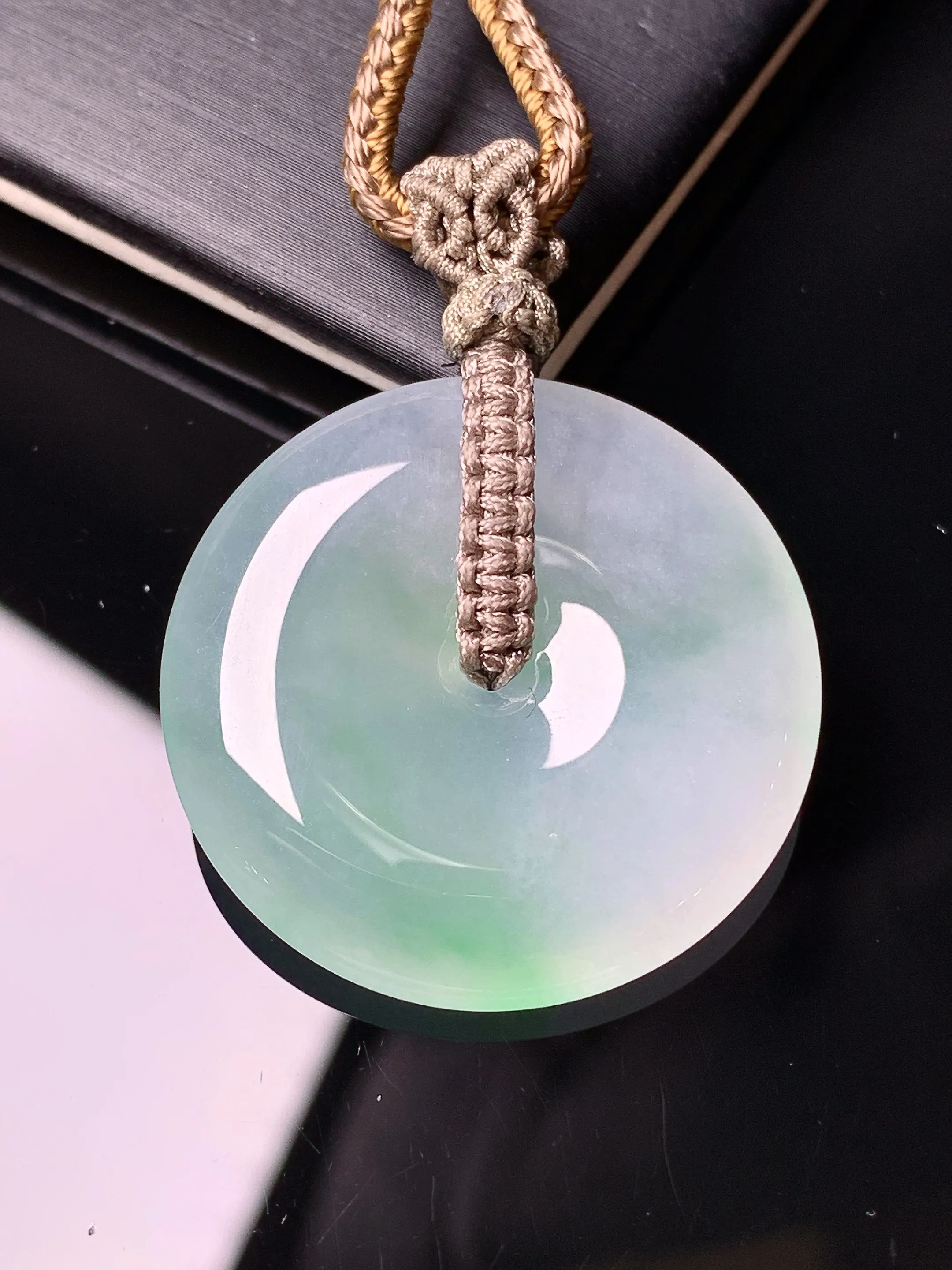 飘绿平安扣吊坠 玉质细腻 色泽清新艳丽 整体尺寸29.6*5.6