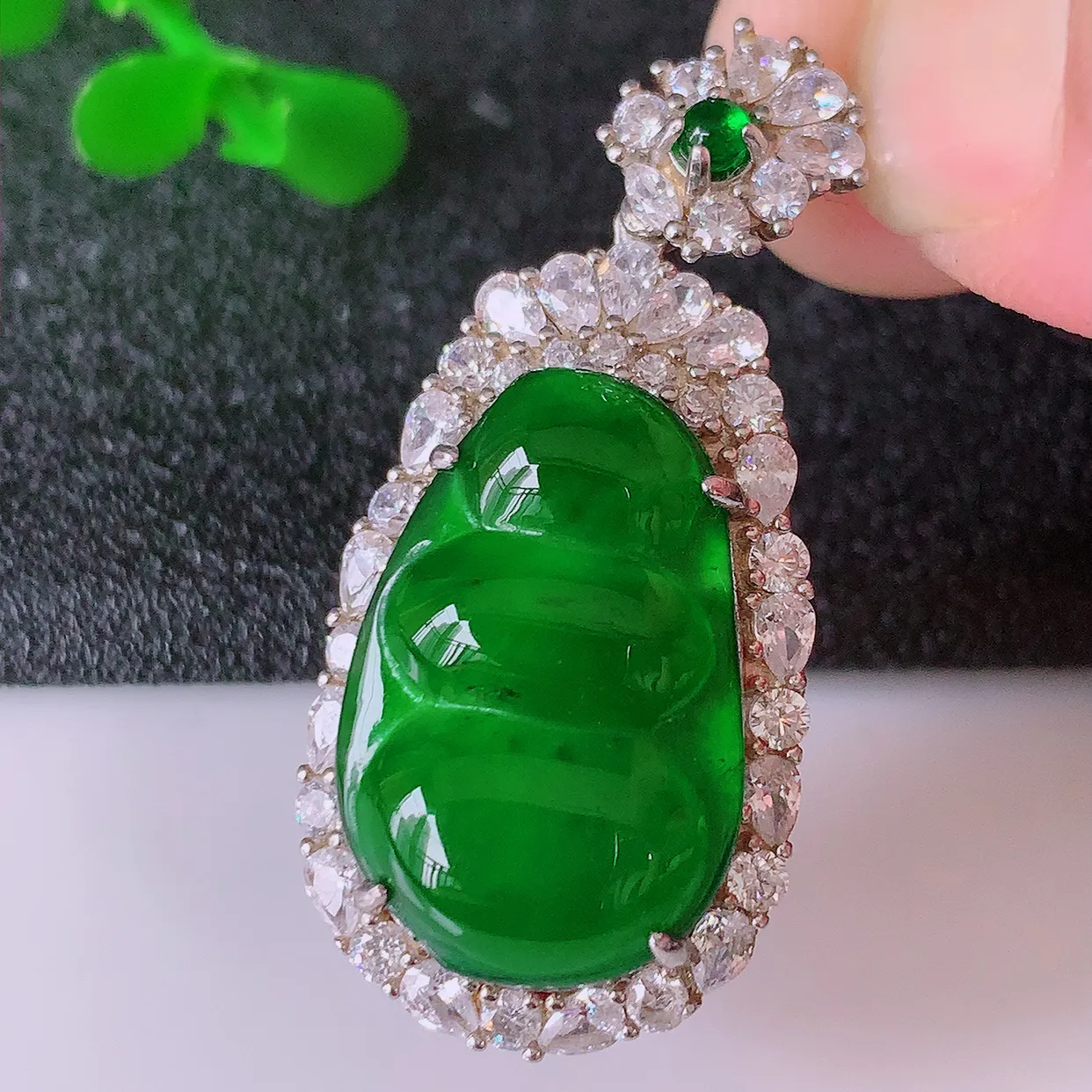 冰透满绿翡翠925银镶嵌四季豆吊坠，自然光实拍，翠色灵动，颜色漂亮，种老水足，品相佳，佩戴佳品！#9