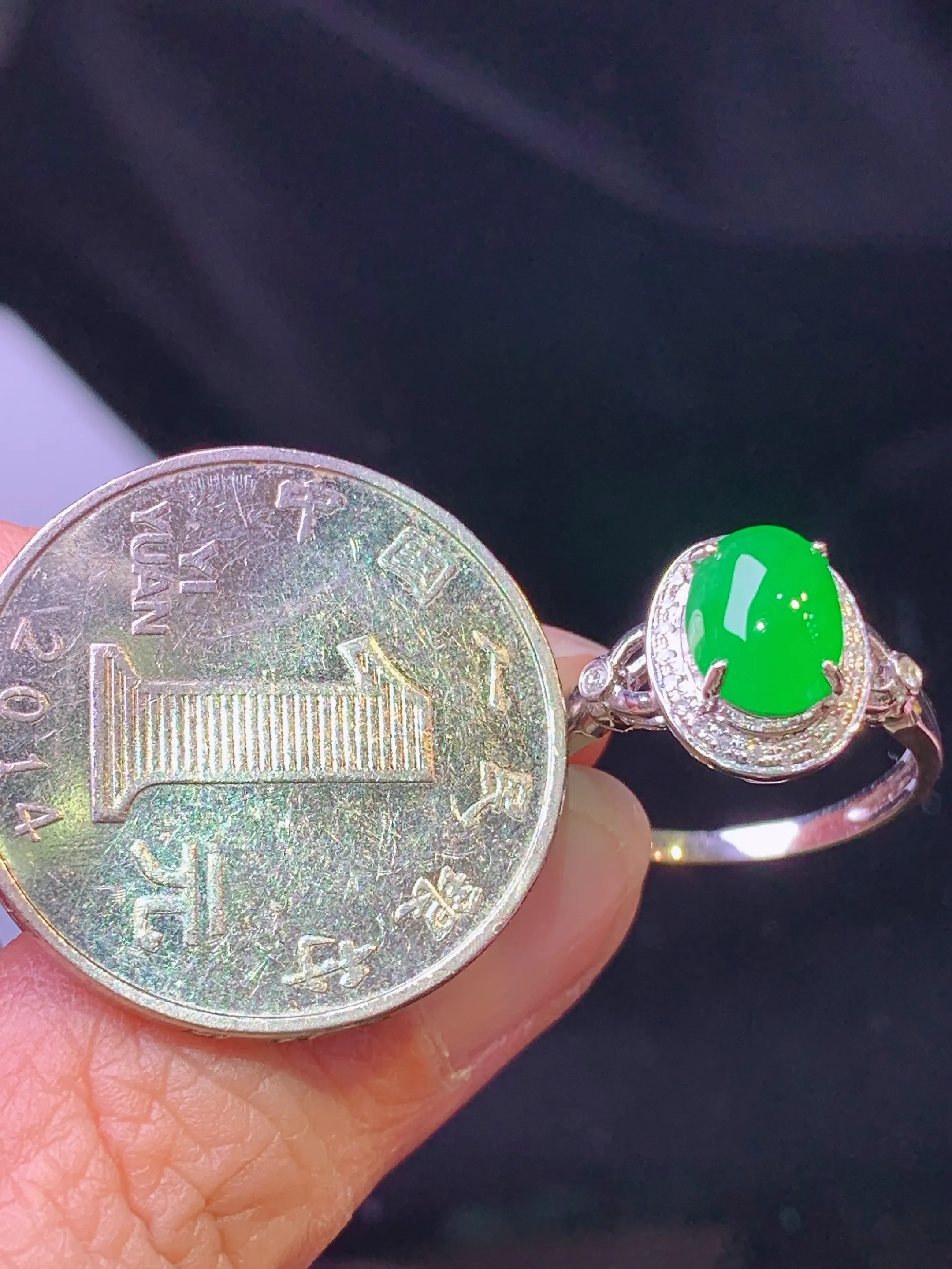 18k金钻镶嵌满绿蛋面戒指 玉质细腻 色泽清新艳丽 圈口10 整体尺寸11.2*9*7.6