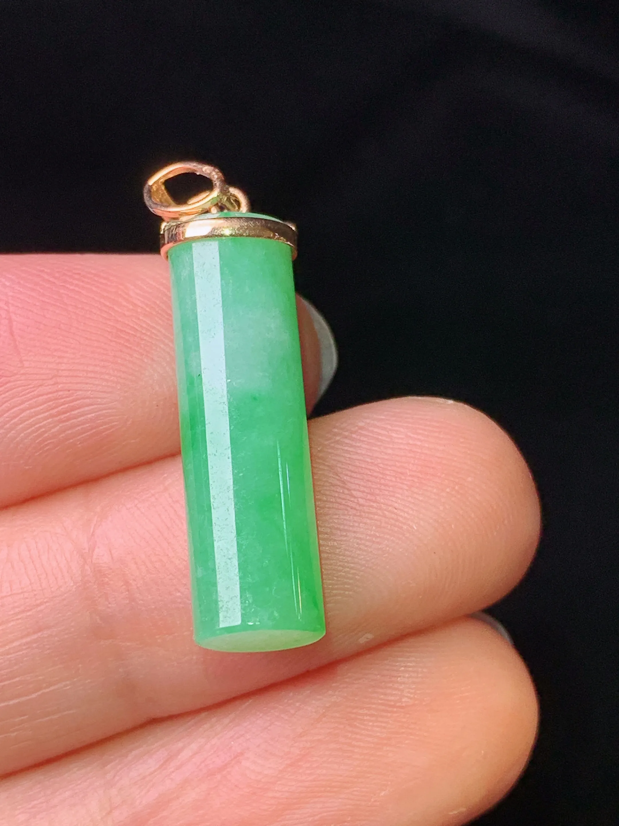 18k金镶嵌翠绿玉柱吊坠 玉质细腻 色泽清新艳丽 整体尺寸29.6*6.6*5.6