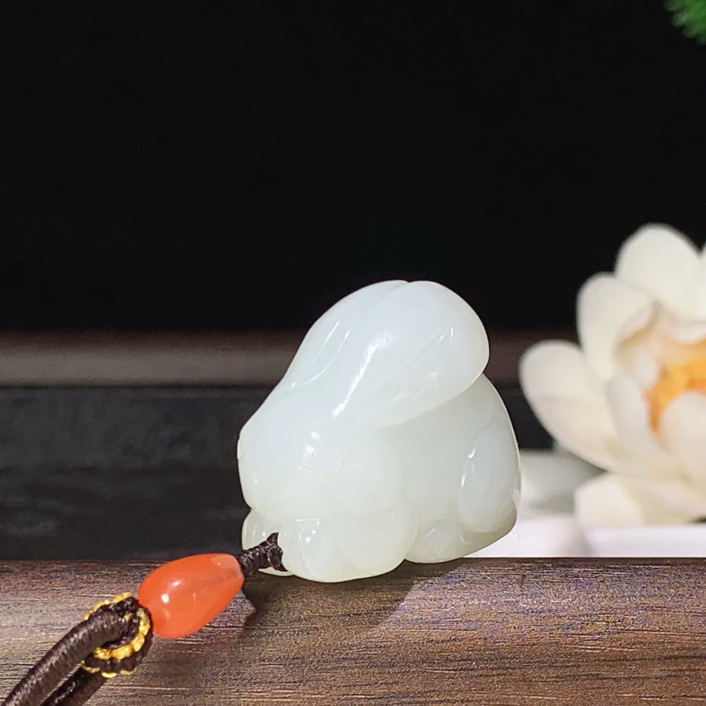 和田玉白玉前途无量兔子挂件 尺寸29/18/25重22.5克。玉质细腻油润。手推出油。佩戴高端典雅。