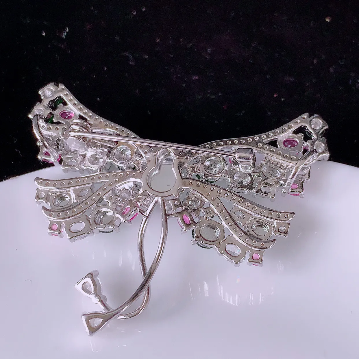 冰透满绿翡翠925银镶嵌蝴蝶结胸针，自然光实拍，翠色灵动，颜色漂亮， 种老水足，品相佳，佩戴佳品！#97.16整体48*30*9.5 葫芦裸石8*6