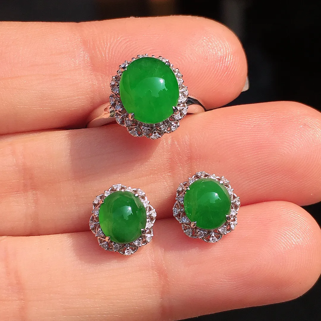 阳绿蛋面套装（耳钉+戒指），色泽均匀艳丽，玉质细腻，荧光感超
强，饱满圆润，尽显优雅气质，18k
金