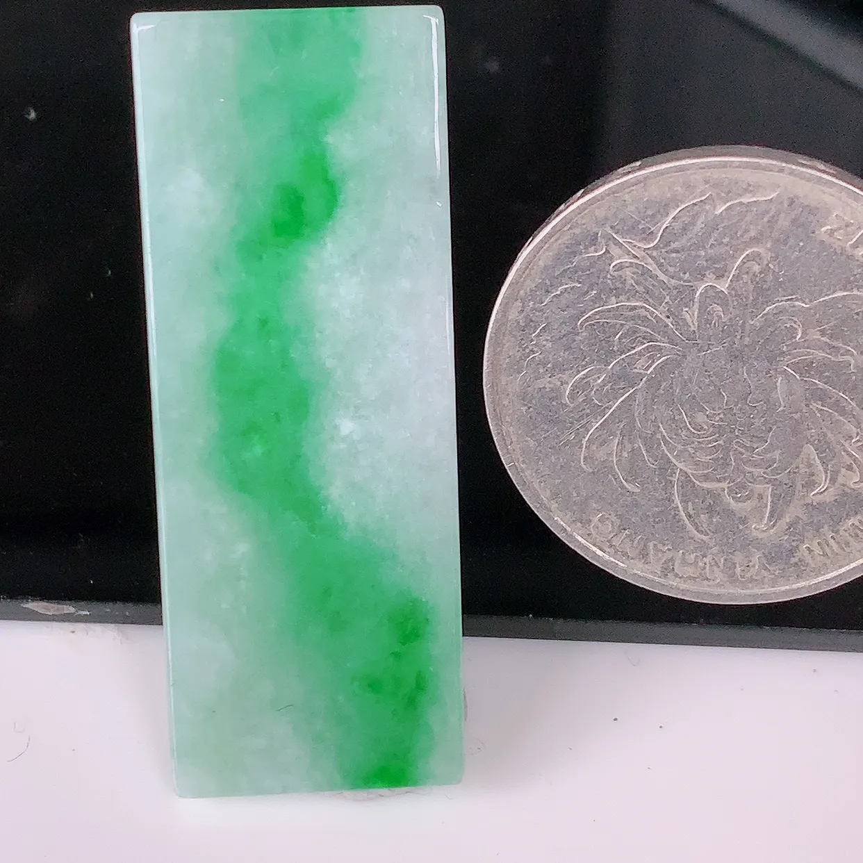 自然光实拍，冰润飘绿翡翠无事牌吊坠，种老水足，雕工精湛 ，寓意美好， 佩戴时尚出众！#05.22