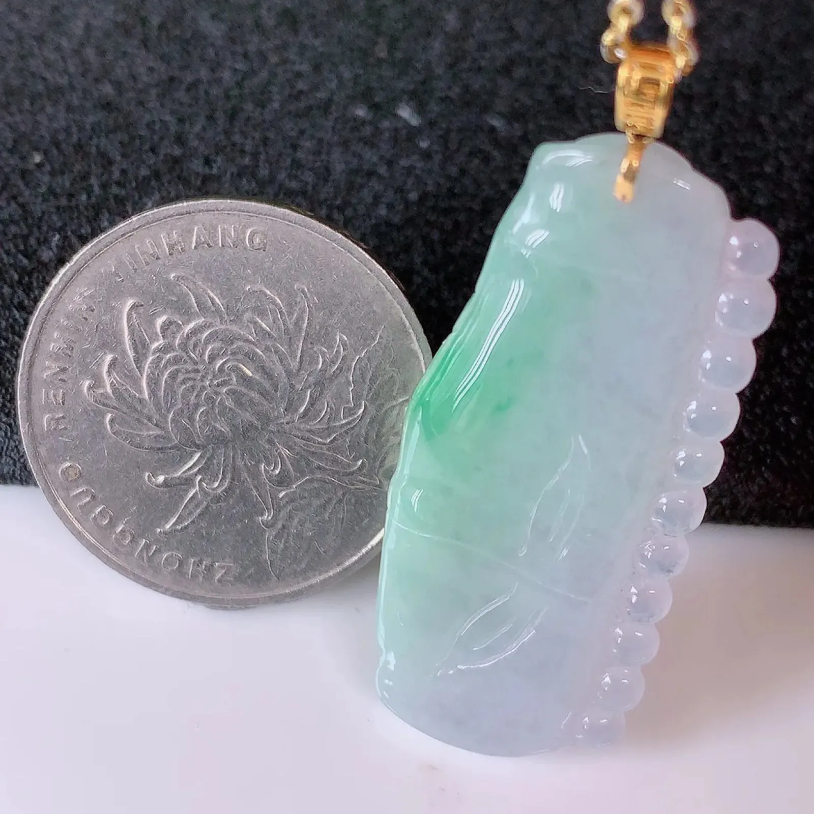 自然光实拍，18K金镶嵌冰春带彩翡翠竹节吊坠。竹节寓意“节节高，官运亨通，前程似锦，水润莹泽，清秀高雅，佩戴精美！#41.22
