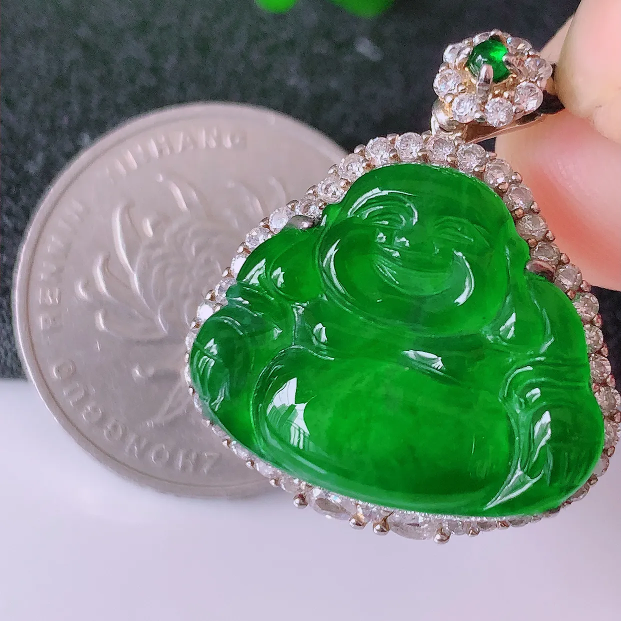 冰透满绿翡翠925银镶嵌佛公吊坠，自然光实拍，翠色灵动，颜色漂亮，种老水足，品相佳，佩戴佳品！#97.16整体27.5*23.5*8.8 裸石21*17