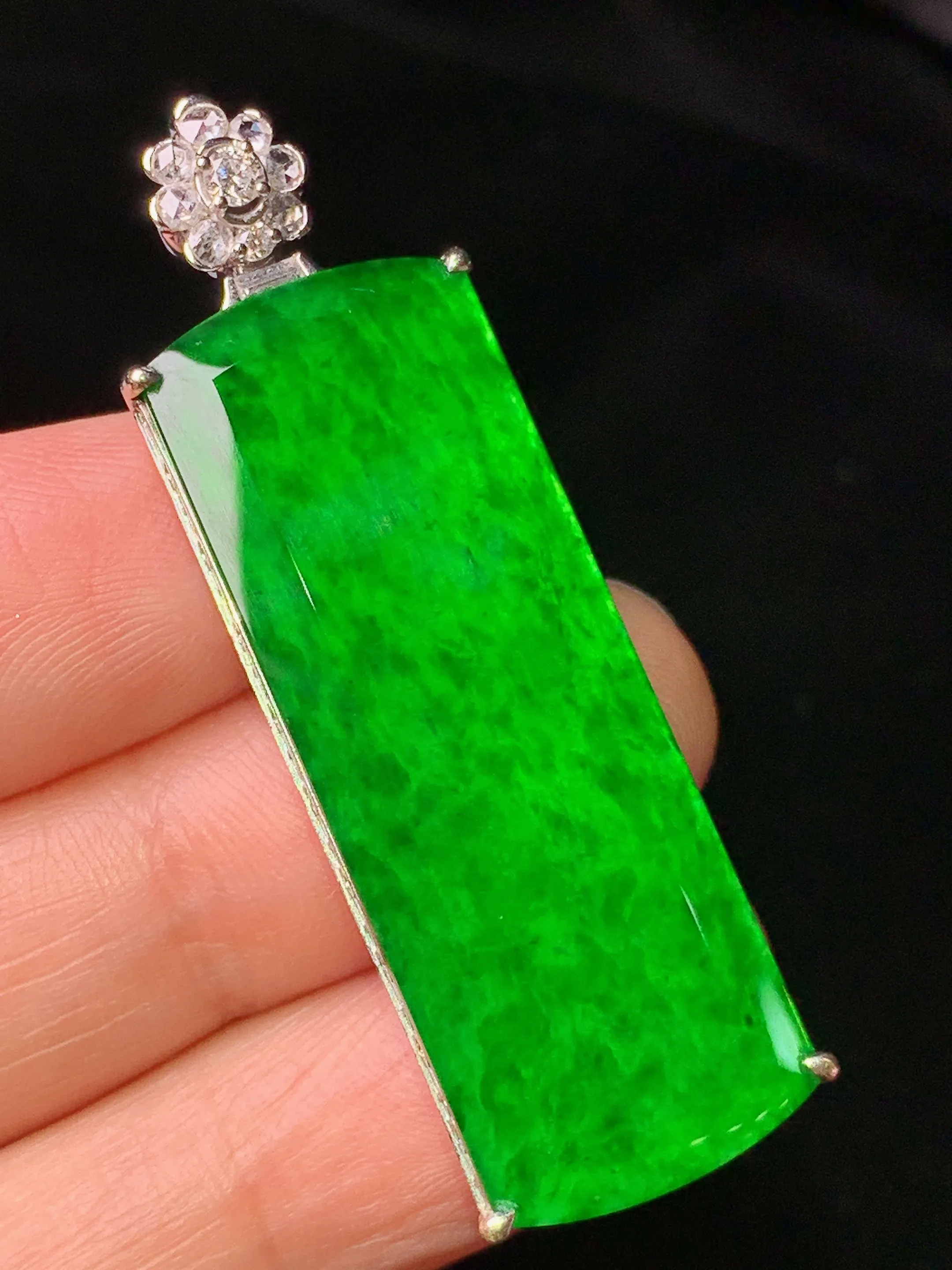 18k金钻镶嵌翠绿无事牌吊坠 玉质细腻 色泽清新艳丽 整体尺寸47*14.2*7.3