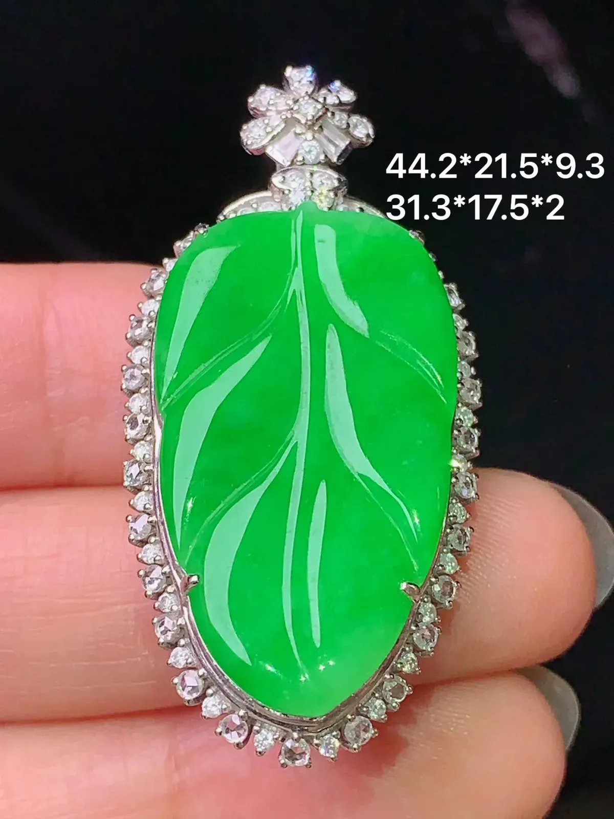 18k金钻镶嵌满绿树叶吊坠 玉质细腻 色泽清新艳丽 整体尺寸44.2*21.5*9.3