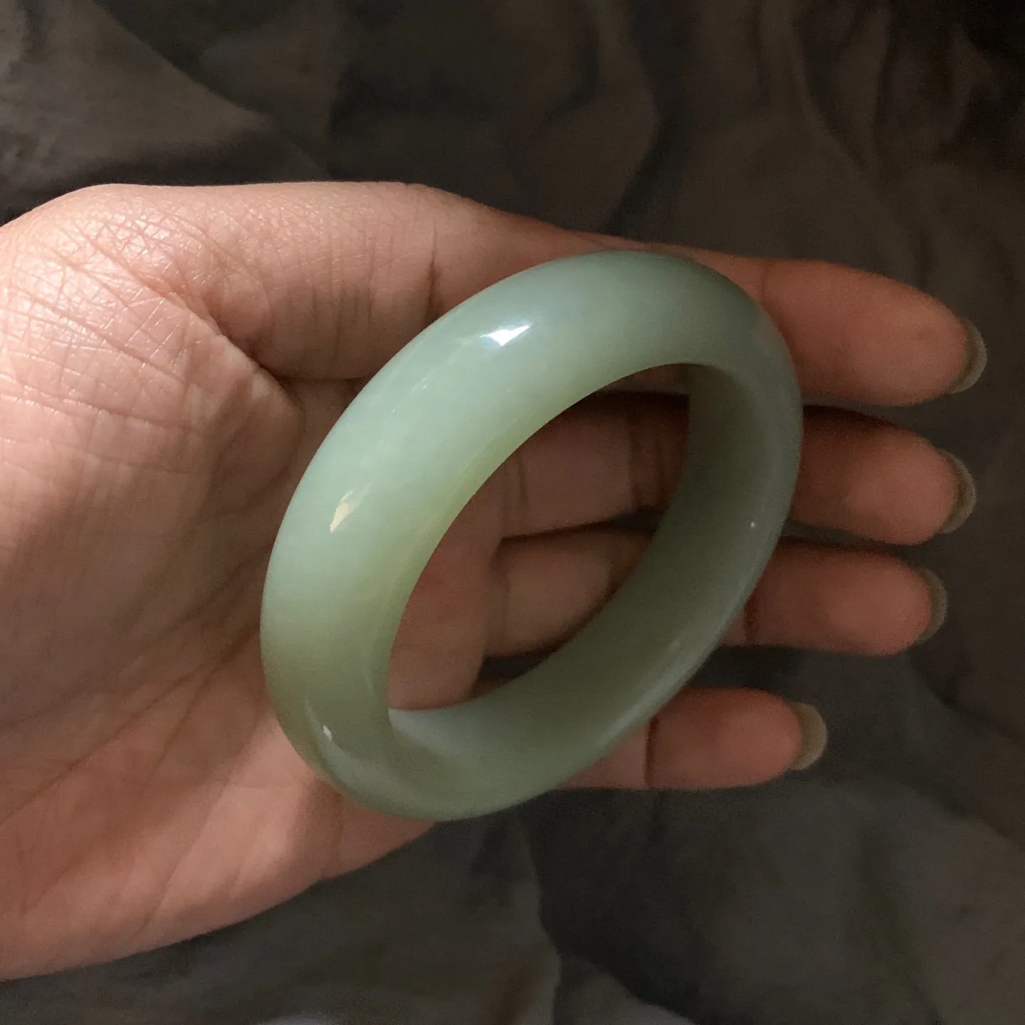 59圈口和田玉且末蓝宽版手镯，和田玉59圈口手镯，镯型古朴典雅。在诗情画意的雨巷相遇，你是我腕间的一抹风情，有你眸有深情.清风荡漾湖间静水，我愿俯身低眉，在烟波涟漪处寻