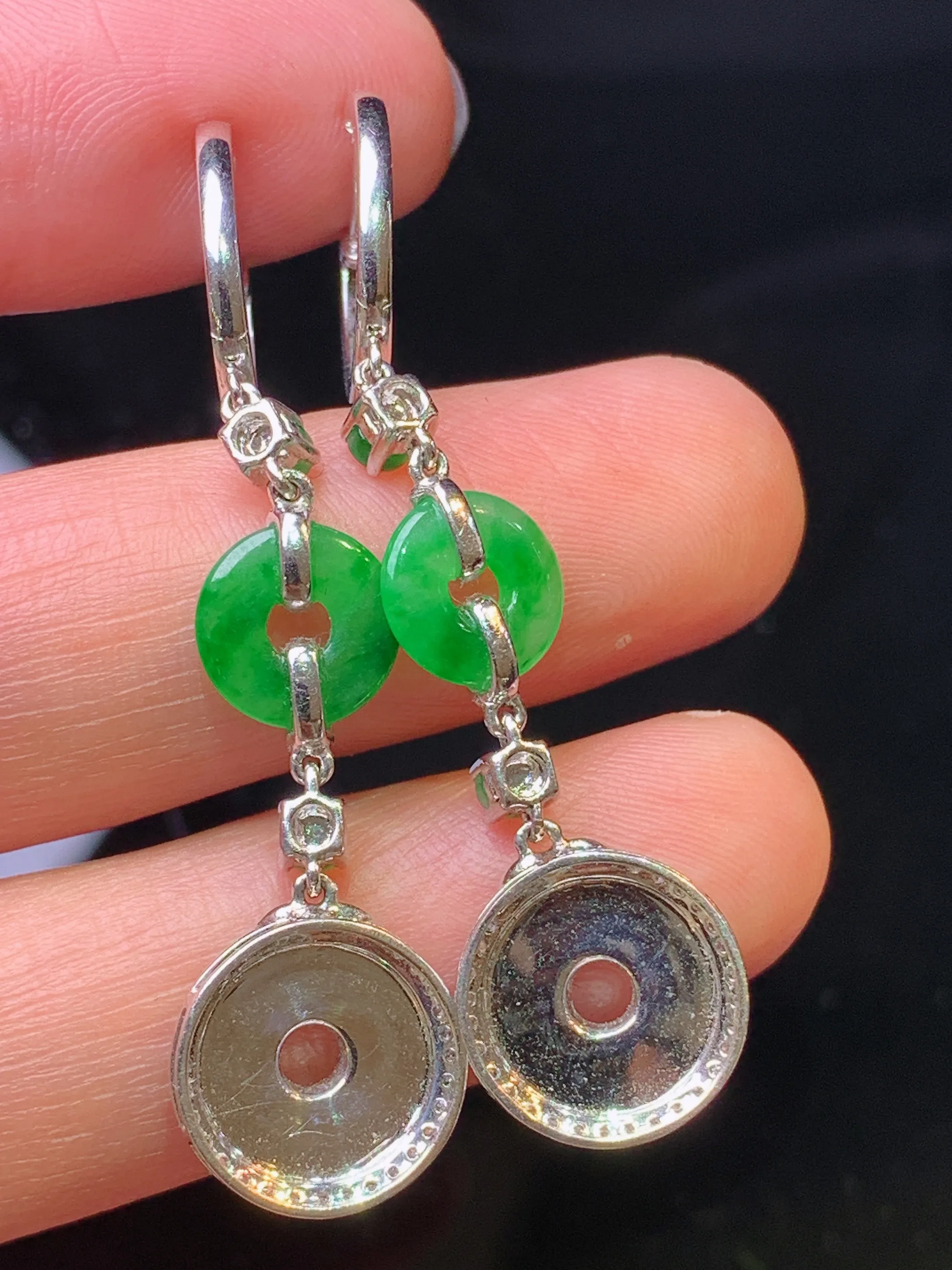 18k金钻镶嵌翠绿平安扣耳坠 玉质细腻 色泽清新艳丽 整体尺寸47.8*11.6*4