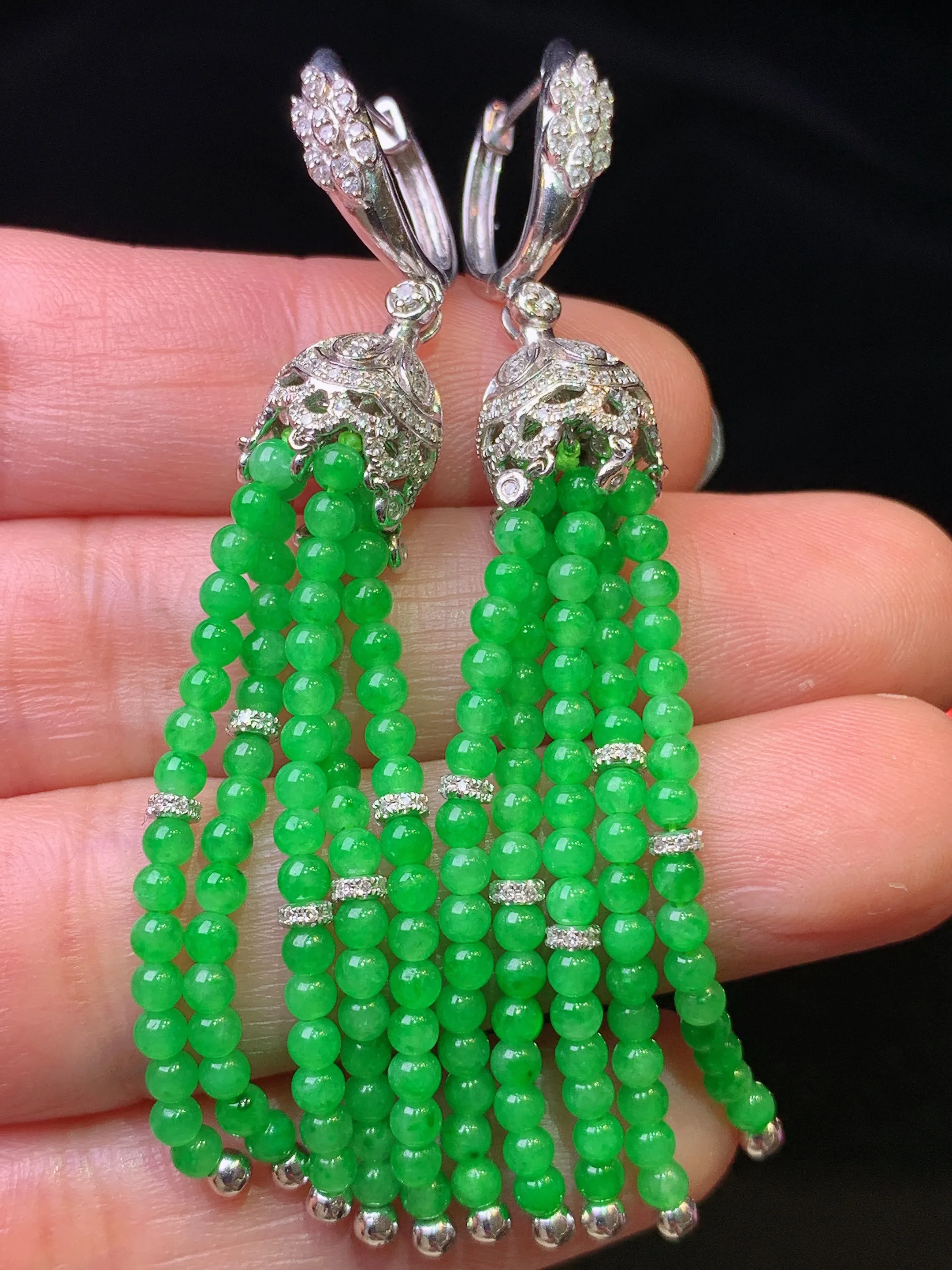 18k金钻镶嵌翠绿小米珠耳坠 玉质细腻 色泽清新艳丽 裸石尺寸2.8