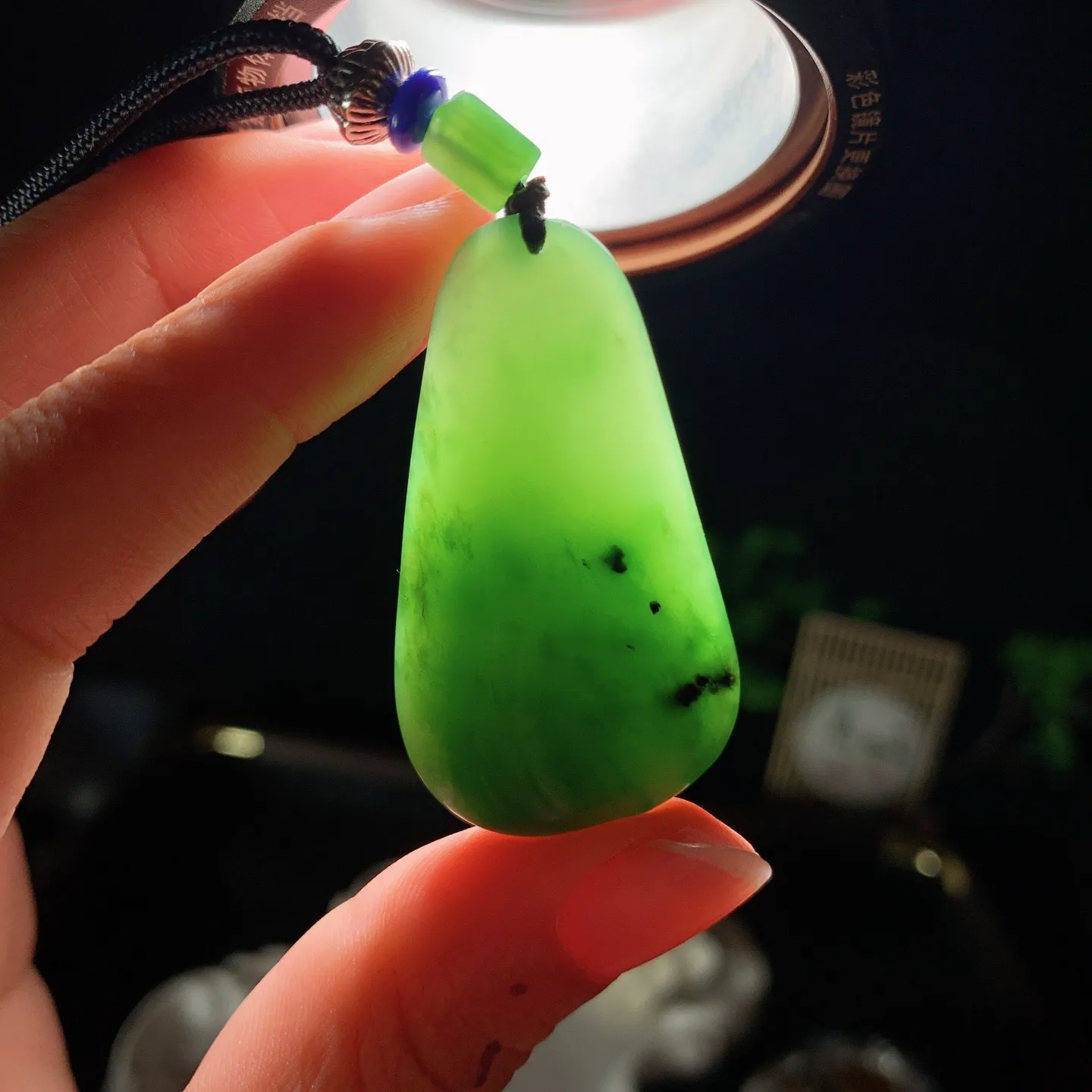 和田玉阳绿俄罗斯碧玉随型挂件 尺寸44/25/8重16克。玉质细腻油润。手推出油。佩戴高端典雅。lt260127