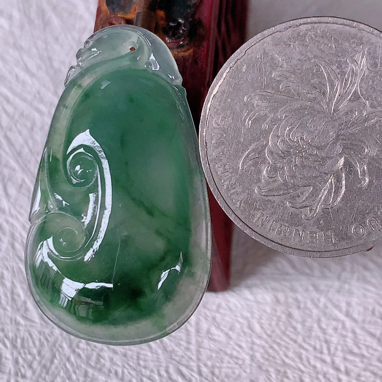 自然光实拍，冰种飘花翡翠如意吊坠，上身效果非常美，饱满大气，工艺美，万事如意如意一生 #01.22