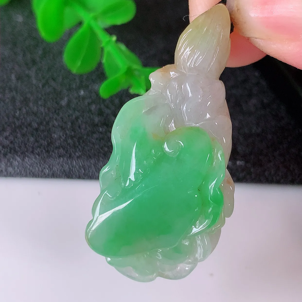 自然光实拍，冰润黄加绿翡翠招百财白菜吊坠，百财聚来，财源滚滚， 色泽鲜艳，精工水润的白菜， 性价比高