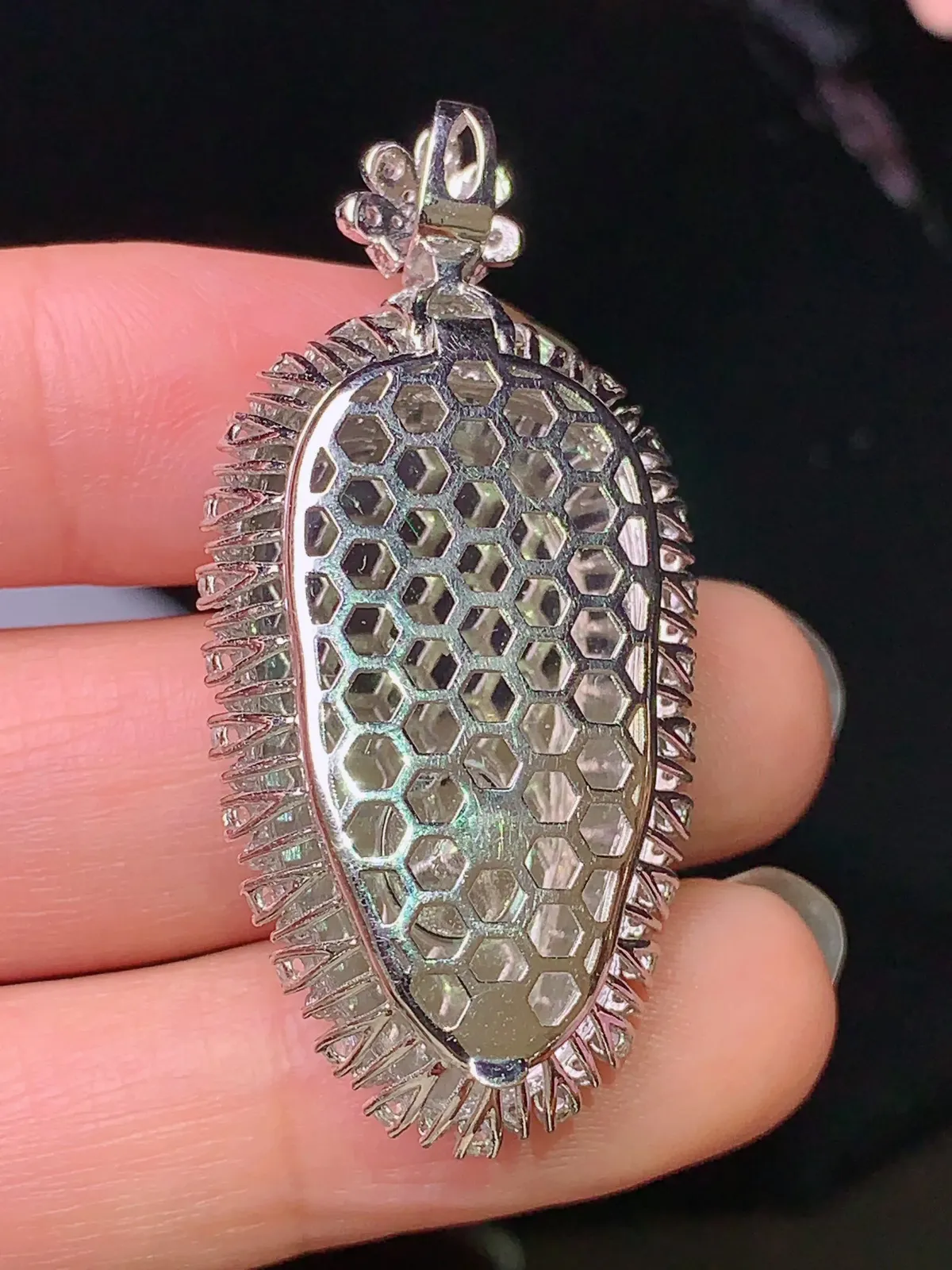 18k金钻镶嵌满绿树叶吊坠 玉质细腻 色泽清新艳丽 整体尺寸44.2*21.5*9.3