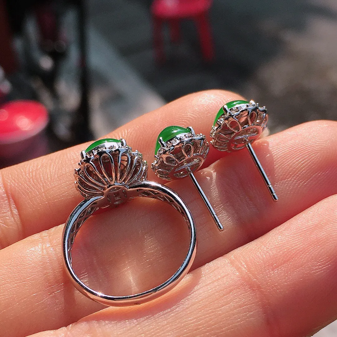 阳绿蛋面套装（耳钉+戒指），色泽均匀艳丽，玉质细腻，荧光感超
强，饱满圆润，尽显优雅气质，18k
金豪华镶嵌