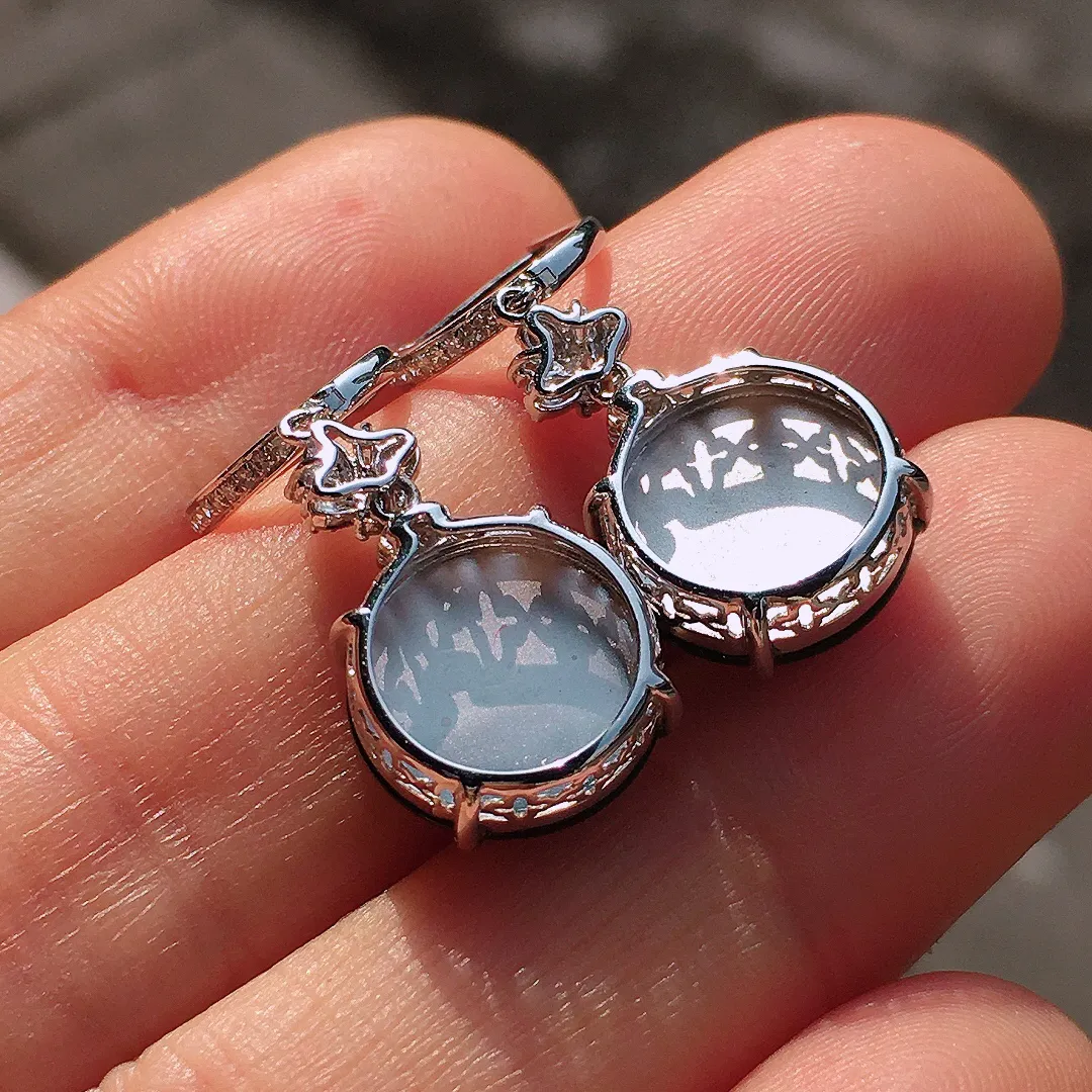 满绿平安扣耳坠，色泽均匀艳丽，玉质细腻，荧光感超
强，饱满圆润，尽显优雅气质，18k
金豪华镶嵌